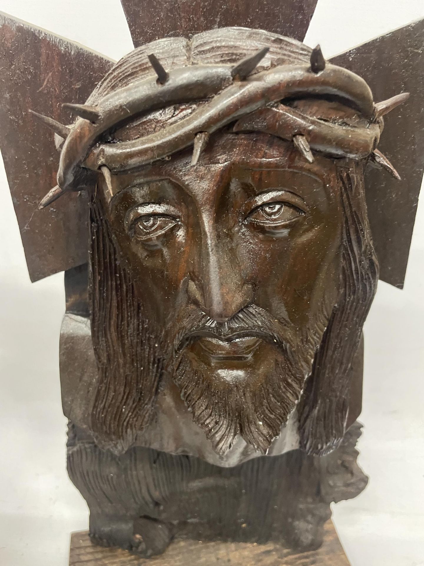 A VINTAGE CARVED WOODEN JESUS ON THE CROSS STATUE - Image 4 of 4