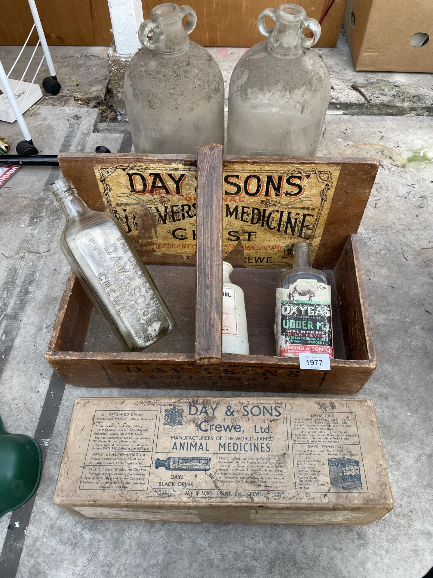 AN ASSORTMENT OF VINTAGE ITEMS TO INCLUDE DEMI JOHNS, A MEDICINE BOX AND MEDICINE BOTTLES ETC