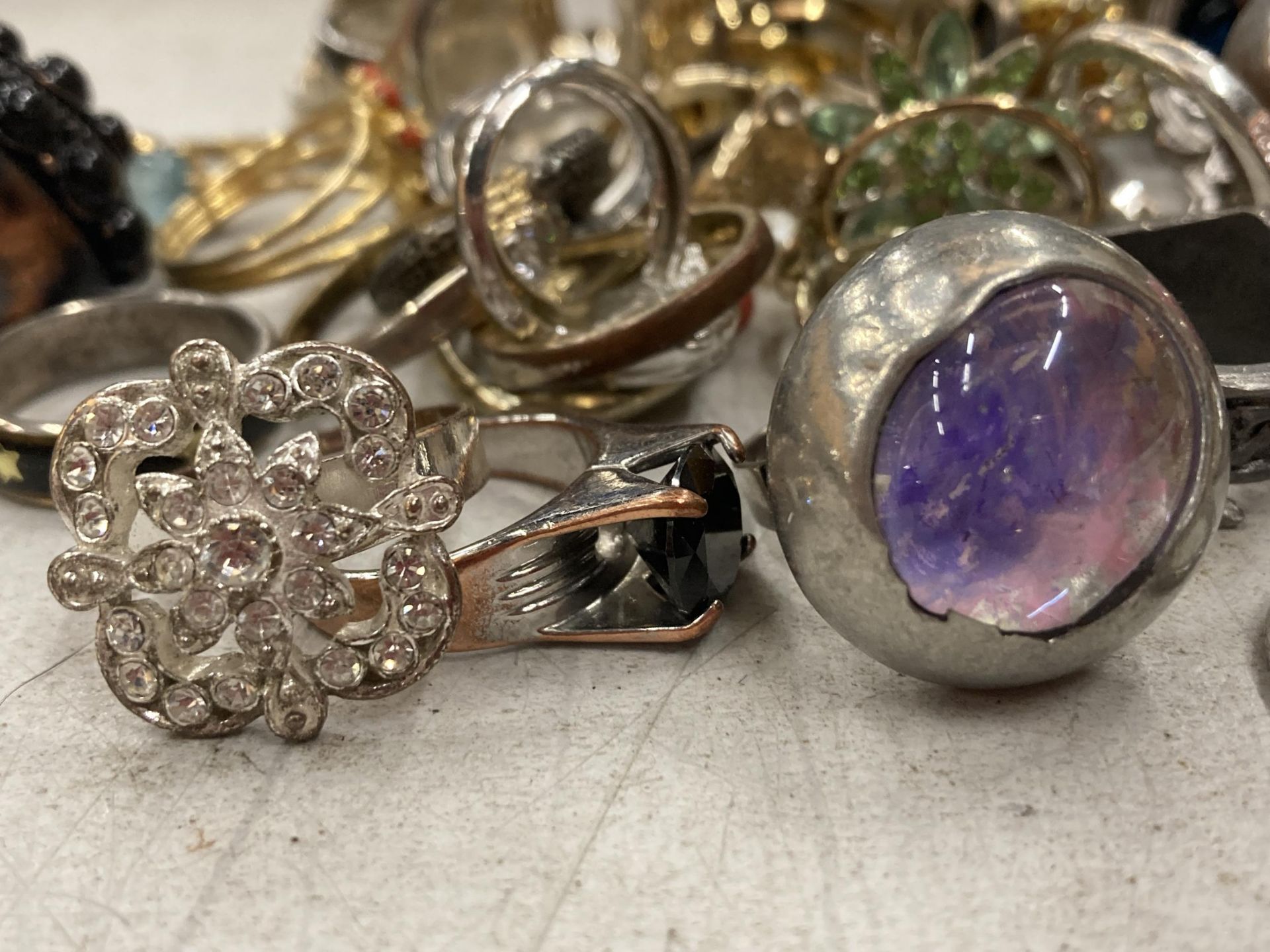 A COLLECTION OF COSTUME JEWELLERY RINGS ETC - Image 2 of 4