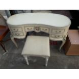 A MODERN CREAM AND GILT KIDNEY SHAPED DRESSING TABLE WITH TRIPLE MIRROR, 51" WIDE