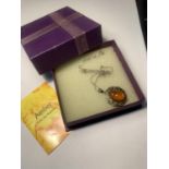 A SILVER NECKLACE WITH AMBER PENDANT IN A PRESENTATION BOX