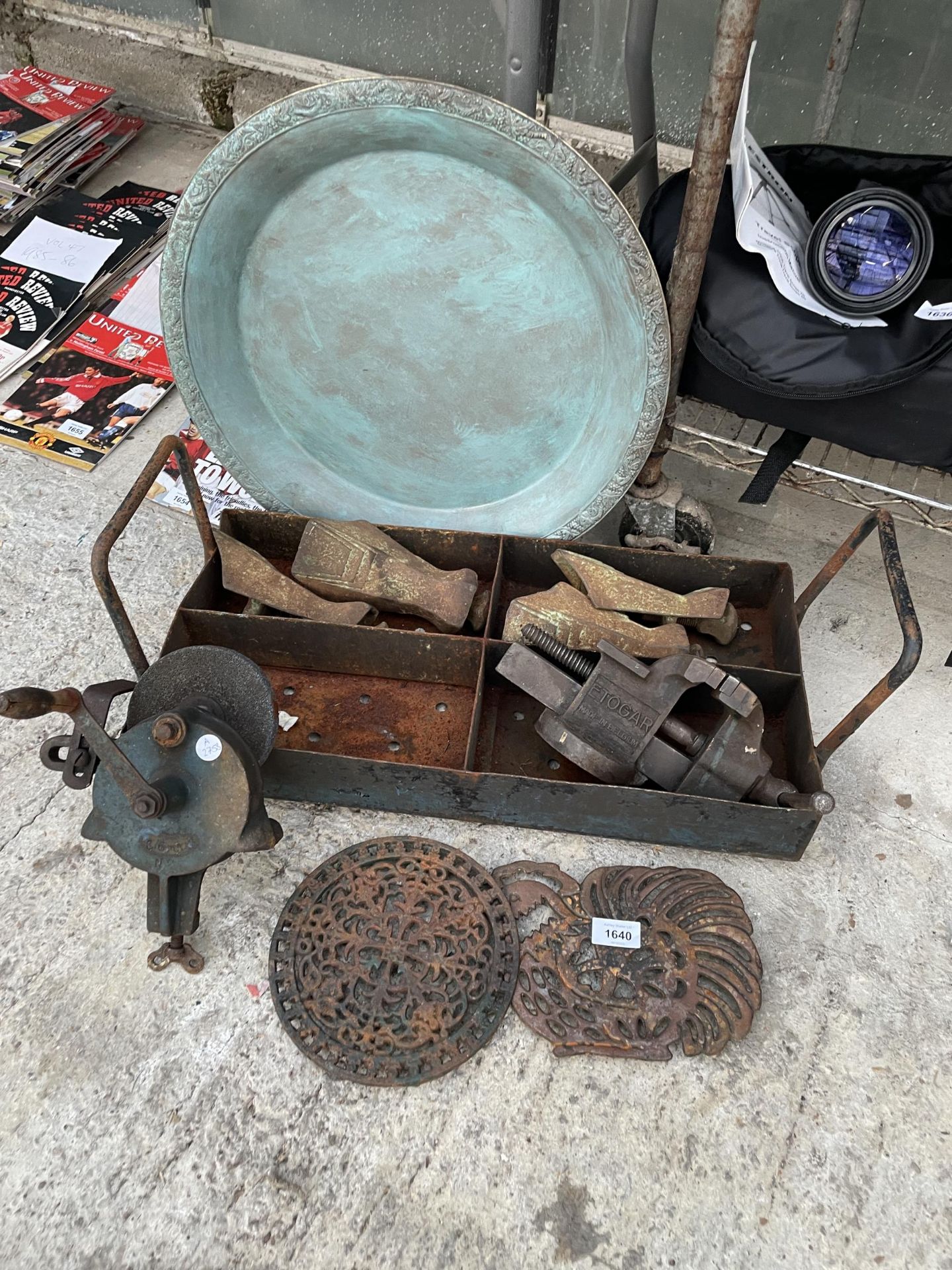 AN ASSORTMENT OF VINTAGE METAL ITEMS TO INCLUDE A BENCH VICE, BATH FEET AND A GRIND STONE ETC