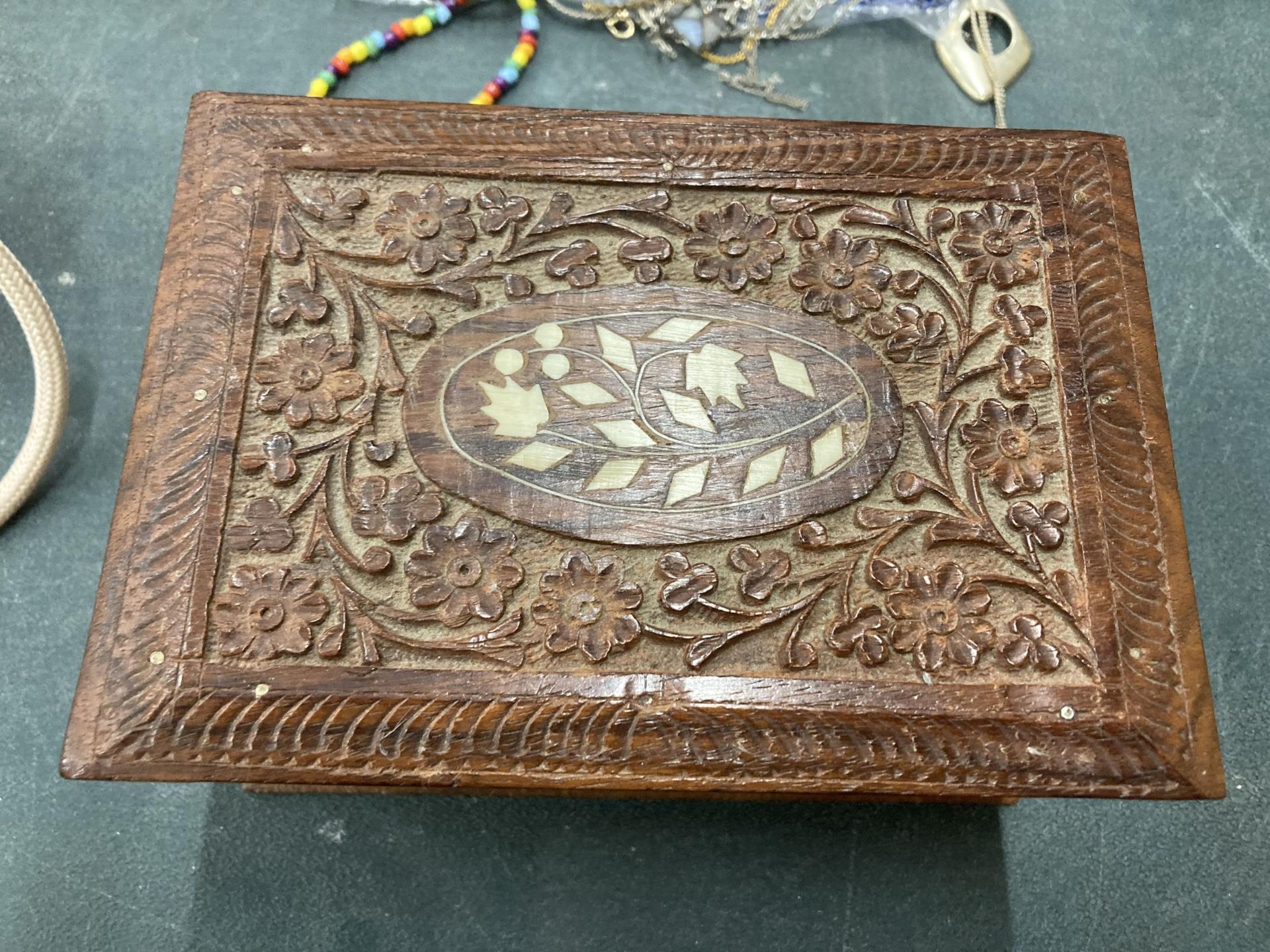 A MIDDLE EASTERN CARVED AND INLAID WOODEN BOX - Image 3 of 4