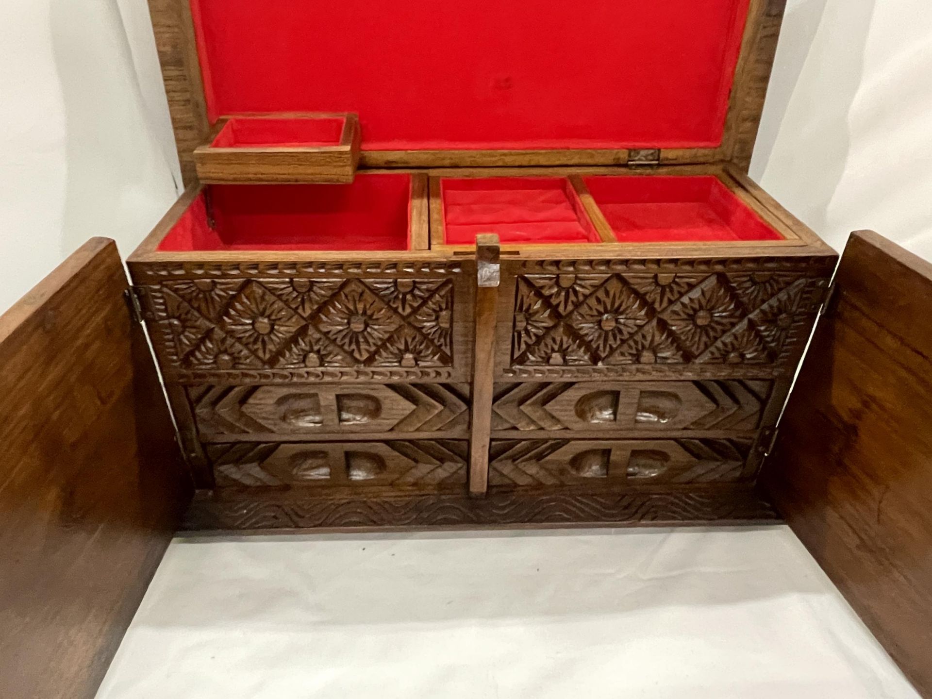 A HEAVILY CARVED JEWELLERY BOX WITH TWO DOORS REVEALING FOUR LINED DRAWERS AND A LIFT UP LID WITH - Image 3 of 4