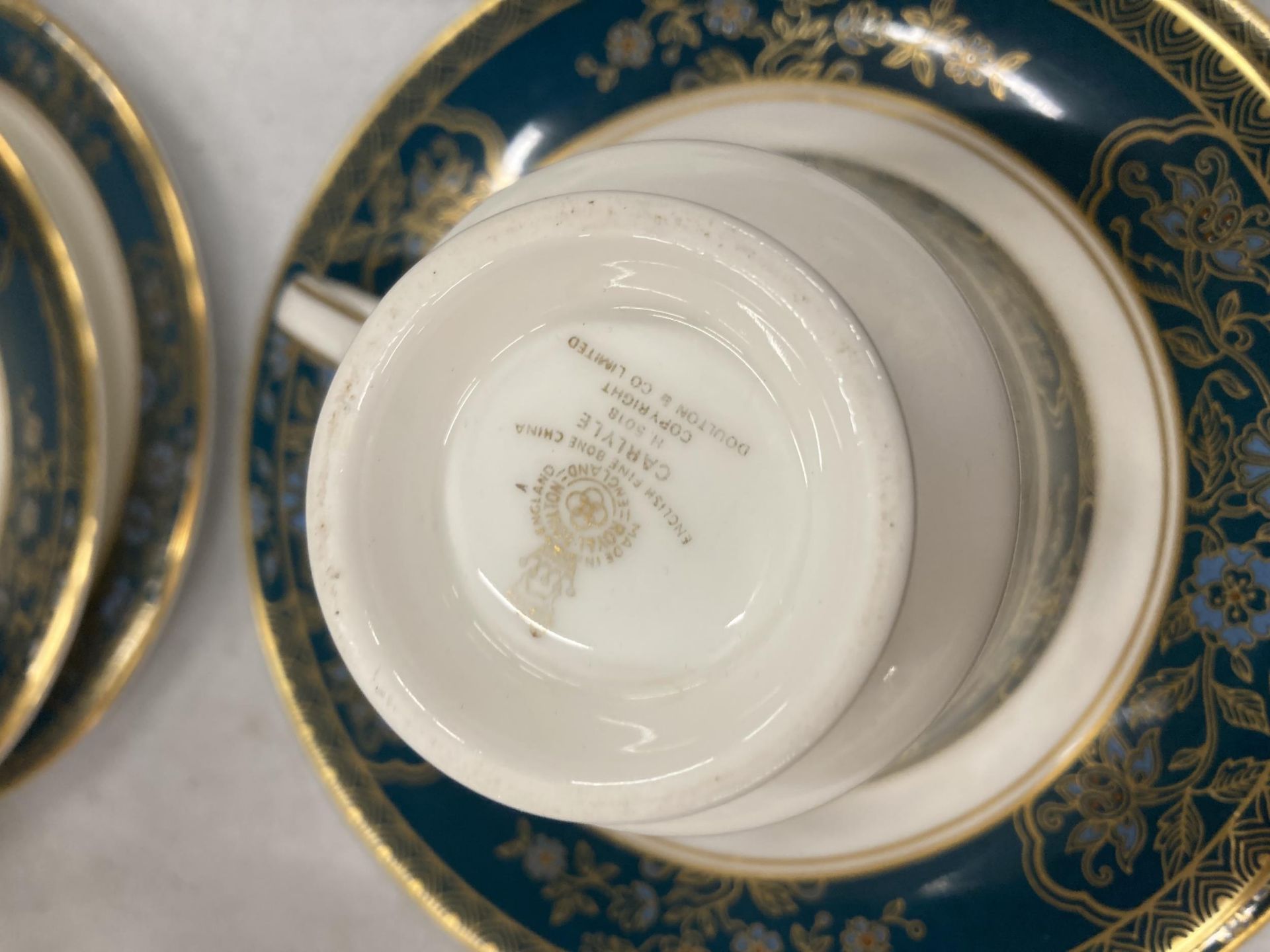 A LARGE ROYAL DOULTON 'CARLYLE' PATTERN TEA SERVICE - Image 6 of 7