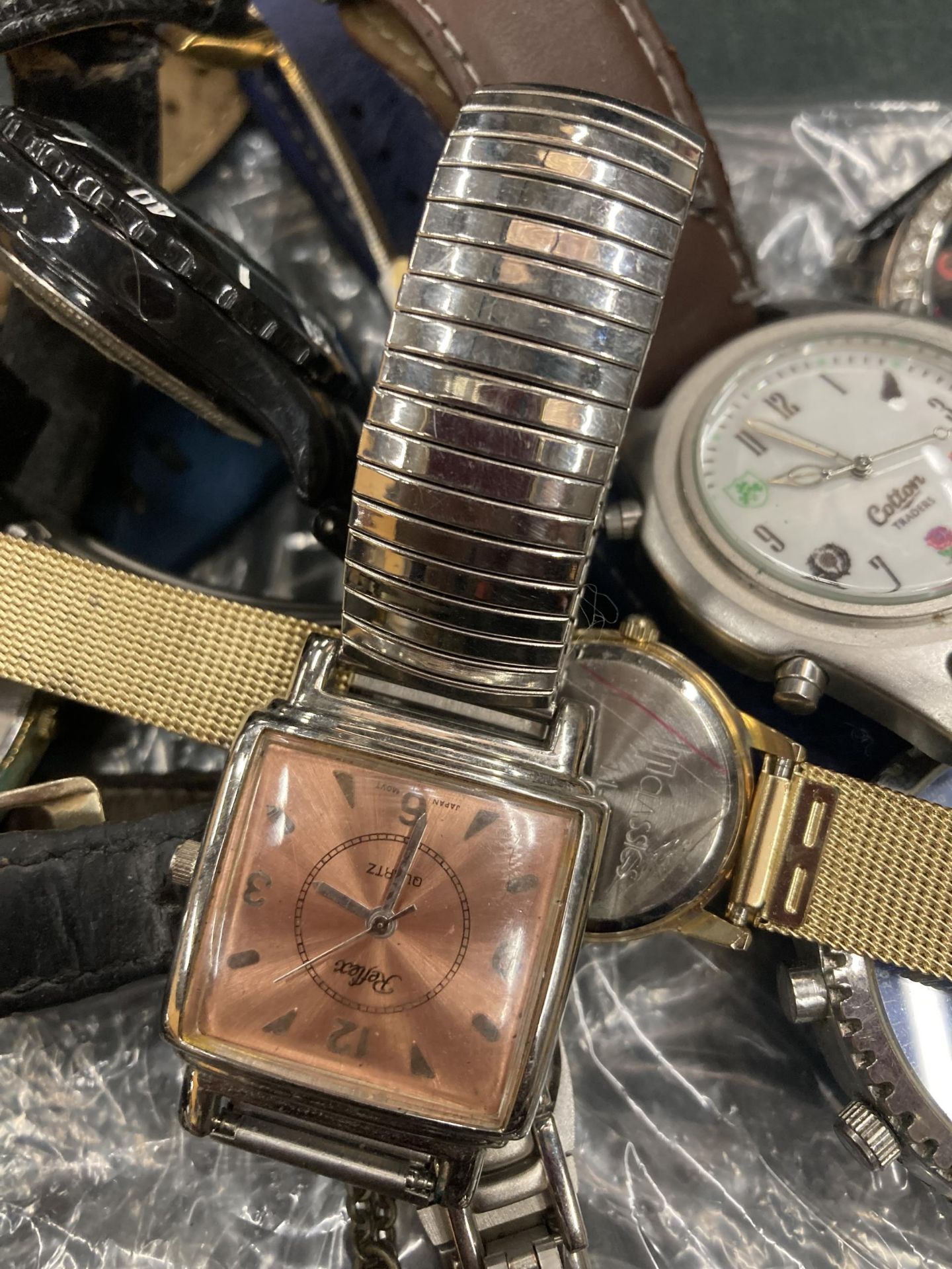 A MIXED LOT OF ASSORTED MODERN WATCHES - Image 4 of 5