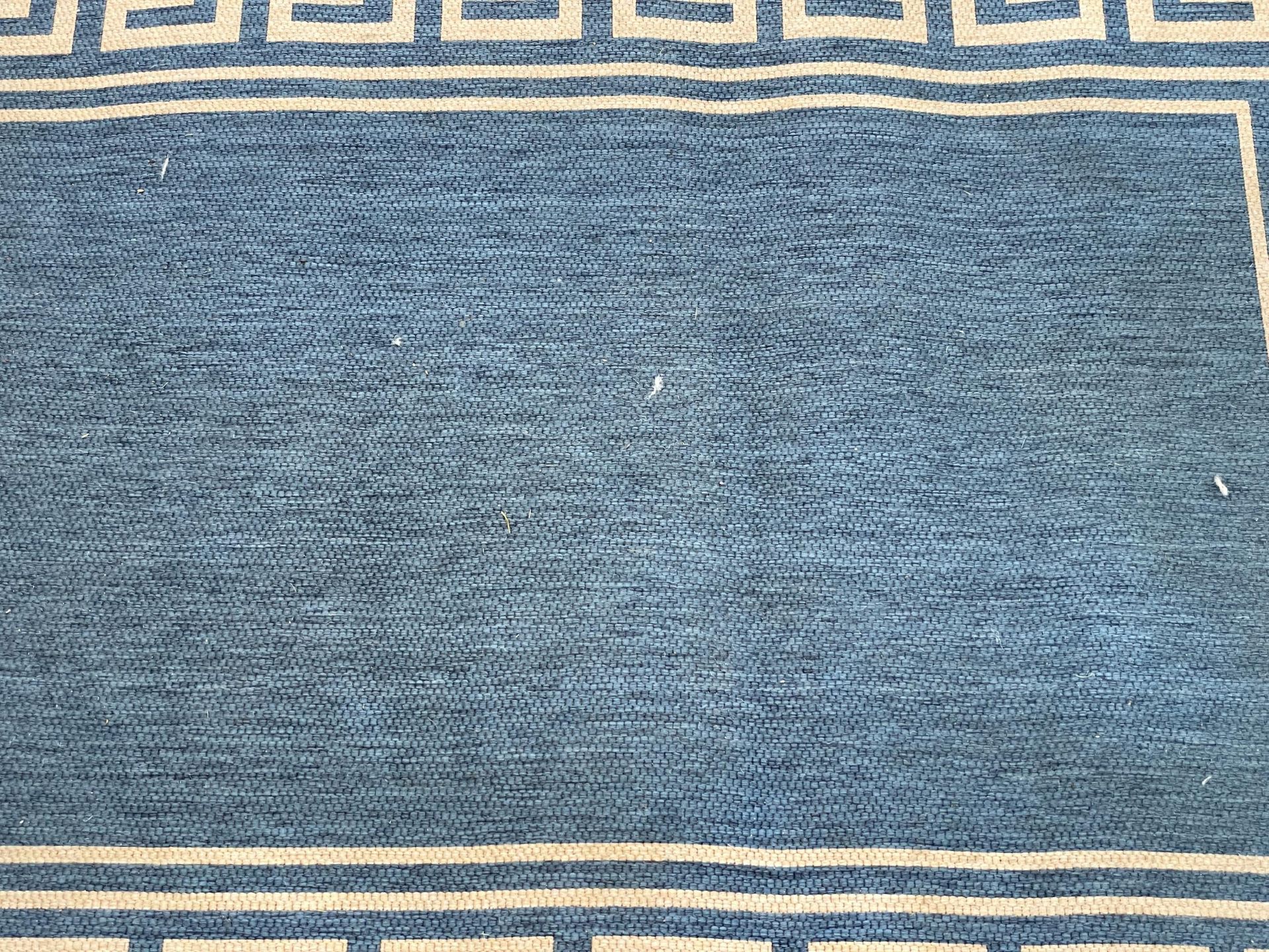 A MODERN BLUE PATTERNED RUG - Image 3 of 3