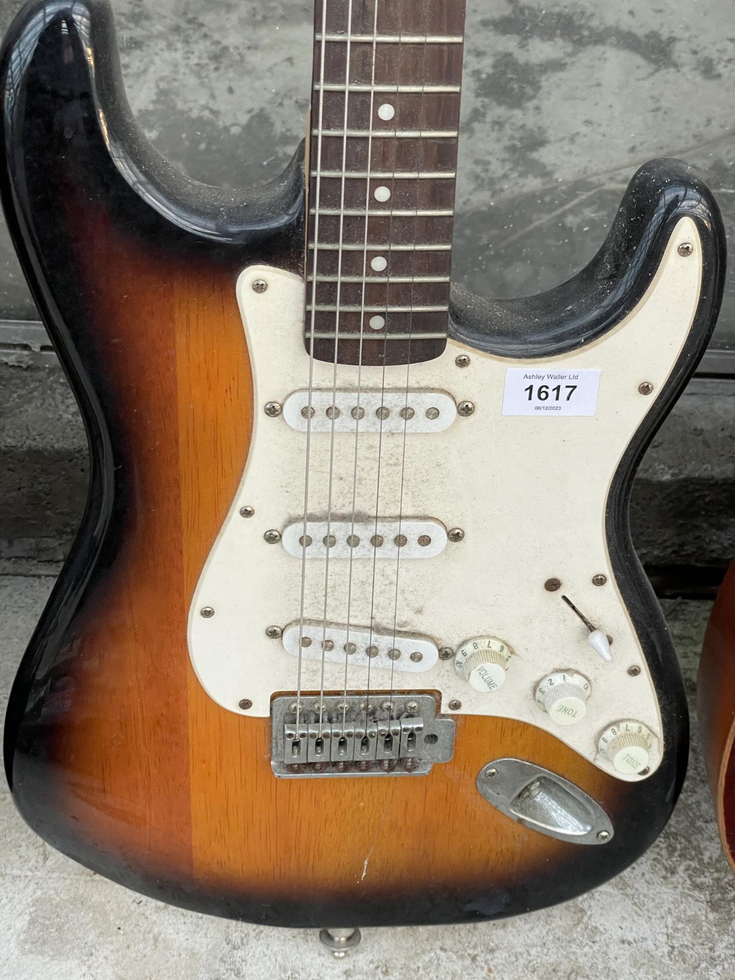 A SQUIRE STRAT FENDER ELECTRIC GUITAR - Image 2 of 3