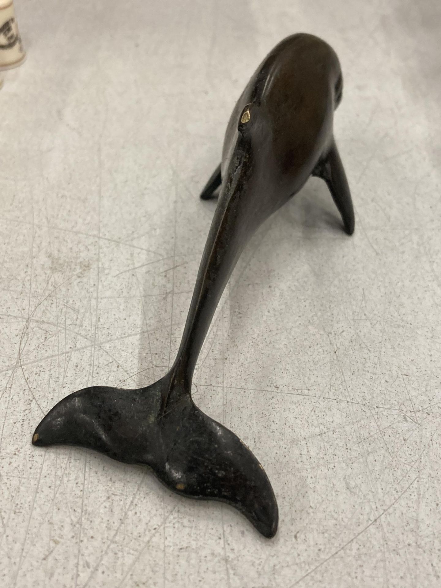 A SMALL BRONZE DOLPHIN FIGURE - Image 3 of 3