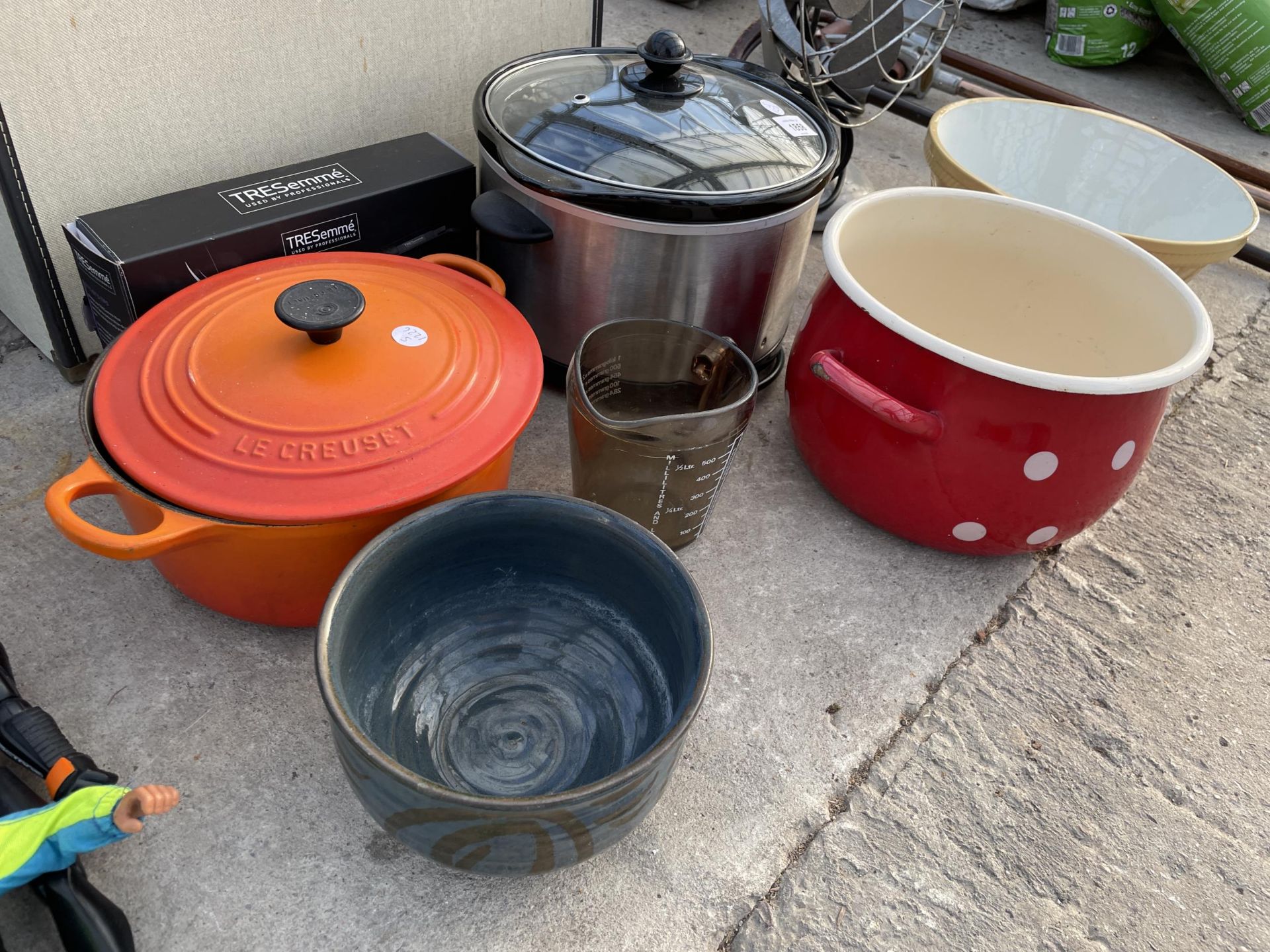 AN ASSORTMENT OF ITEMS TO INCLUDE A LE CREUSET PAN, A SLOW COOKER AND A SEWING MACHINE ETC - Image 3 of 5