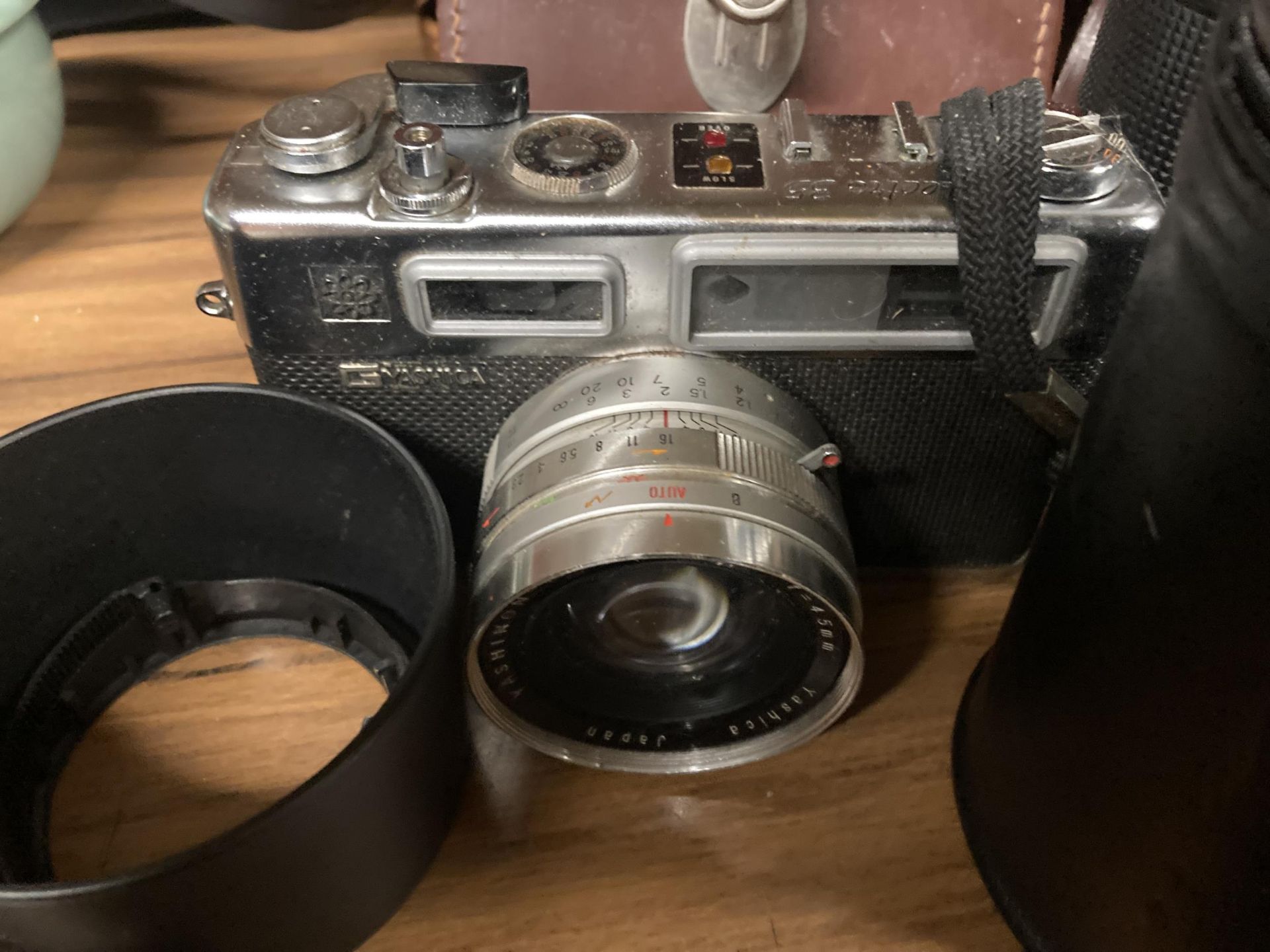 A LARGE QUANTITY OF VINTAGE CAMERAS AND ACCESSORIES TO INCLUDE YASHICA, NIKON AF, OLYMPUS, LENSES, 4 - Image 7 of 10