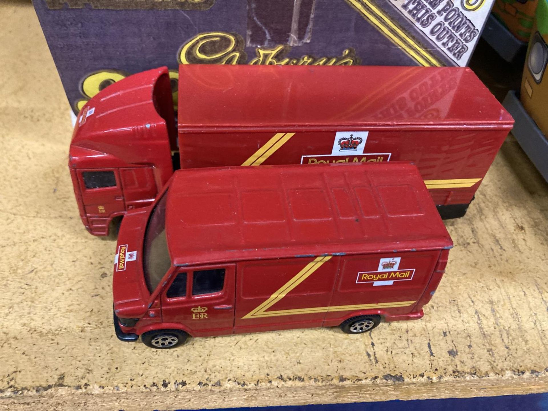 A QUANTITY OF CORGI VANS AND TRUCKS TO INCLUDE A ROYAL MAIL SET AND EDDIE STOBART - Image 4 of 4