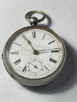 A GENTS POCKET WATCH WITH WHITE ENAMEL FACE AND ROMAN NUMERALS