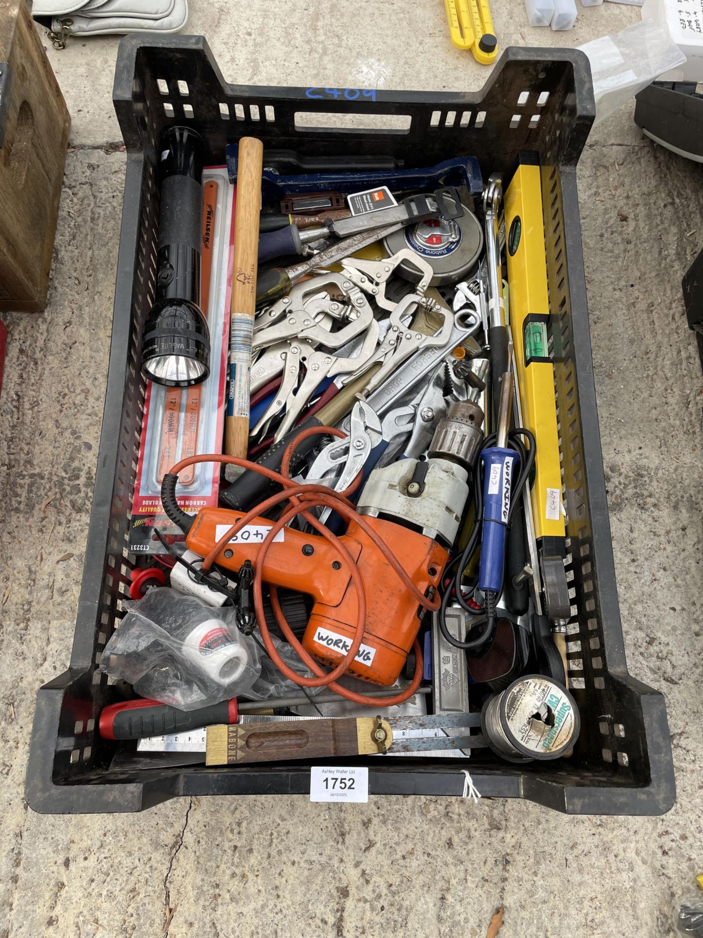 A LARGE ASSORTMENT OF TOOLS TO INCLUDE AN ELECTRIC DRILL, MOLE GRIPS AND CHISELS ETC