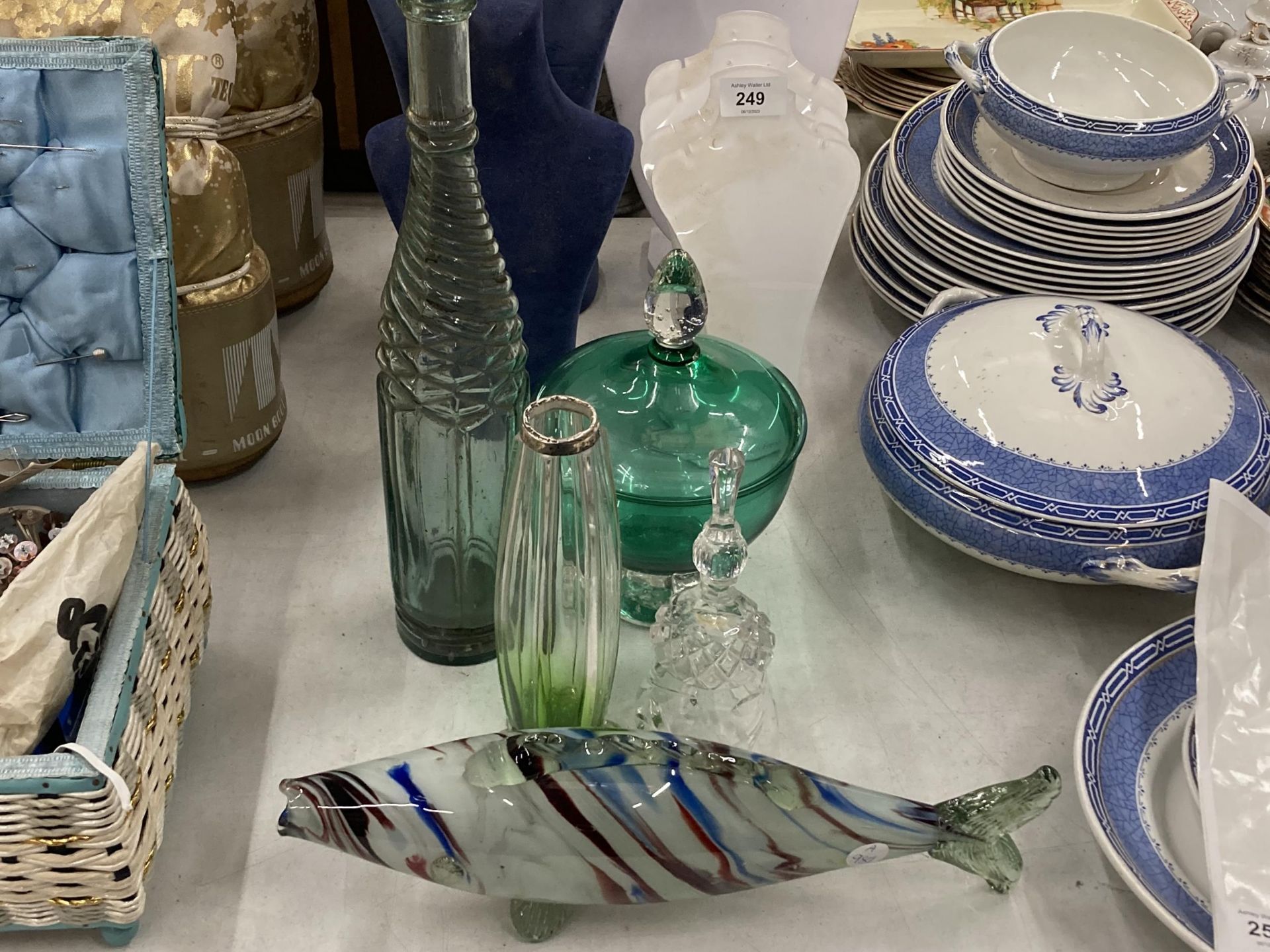 A MIXED GROUP OF GLASSWARE TO INCLUDE ITALIAN FISH, GREEN GLASS ITEMS ETC