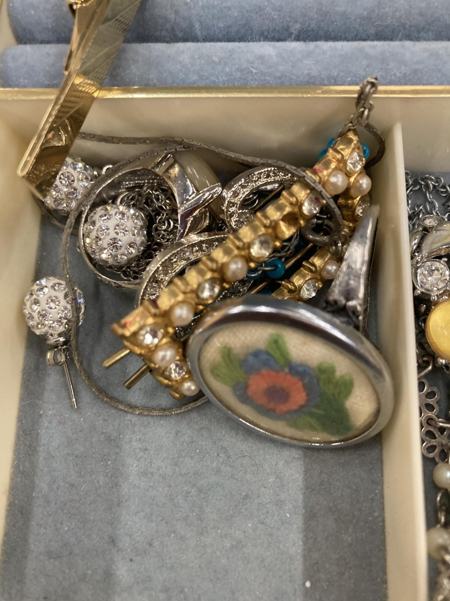 A LARGE COLLECTION OF ASSORTED COSTUME JEWELLERY IN JEWELLERY BOX AND FURTHER CASE - Bild 5 aus 6