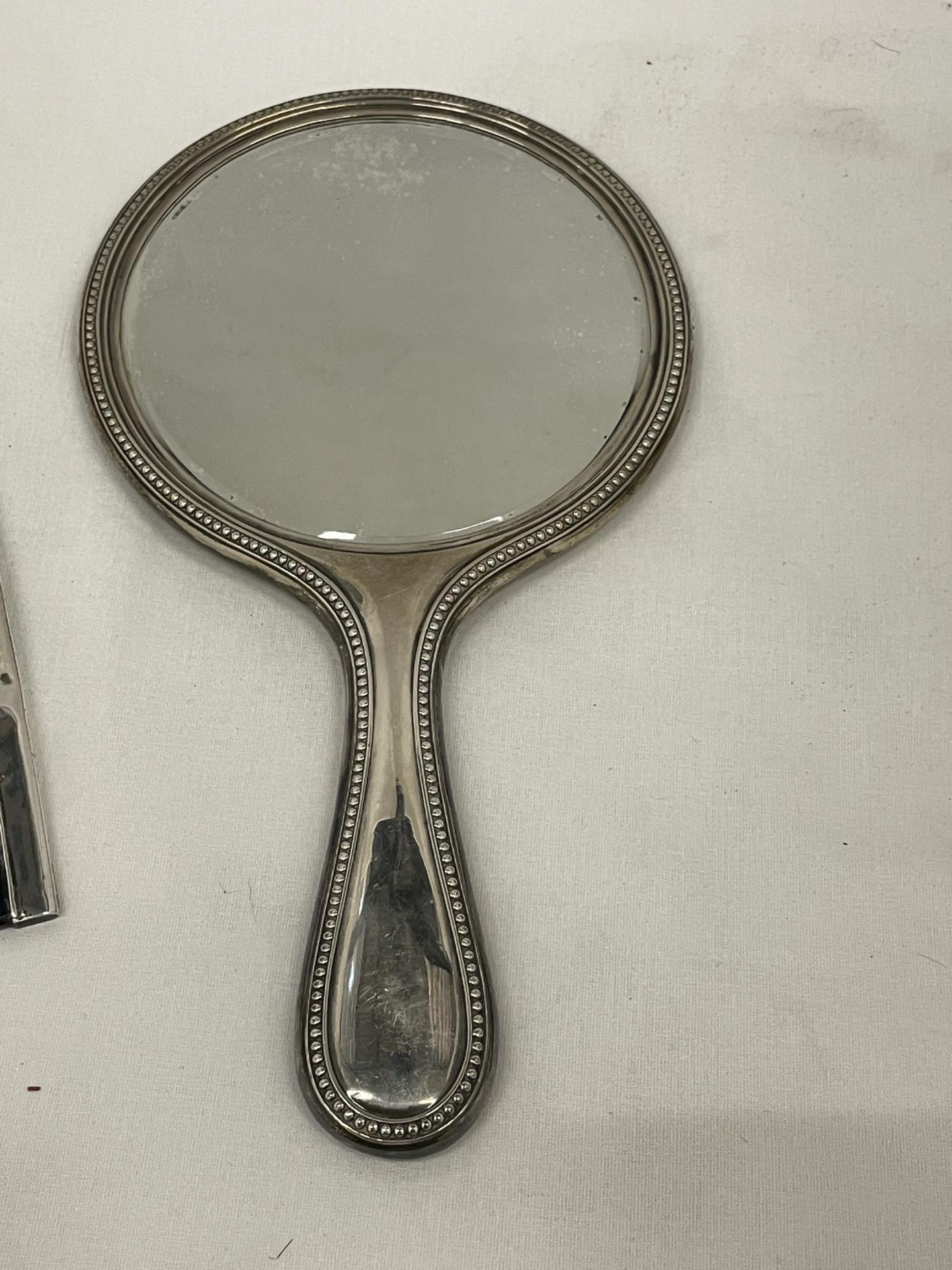 FOUR SILVER ITEMS TO INCLUDE TWO BLUE ENAMELED BRUSHES HALLMARKED BIRMINGHAM, A MIRROR ALSO - Bild 6 aus 7