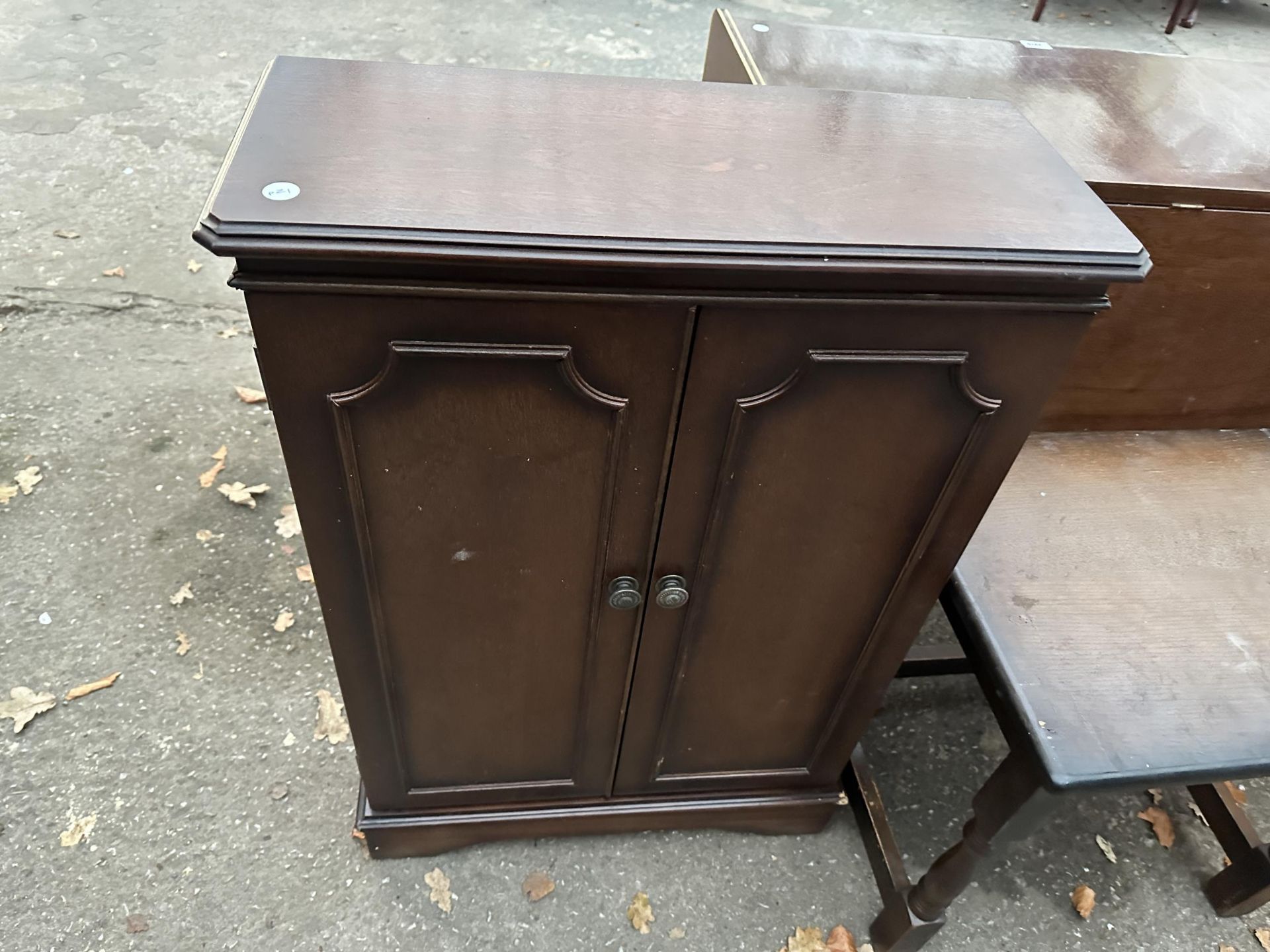 AN OAK LAMP TABLE AND A MAHOGANY CD CABINET WITH CD CONTENTS - Image 3 of 4