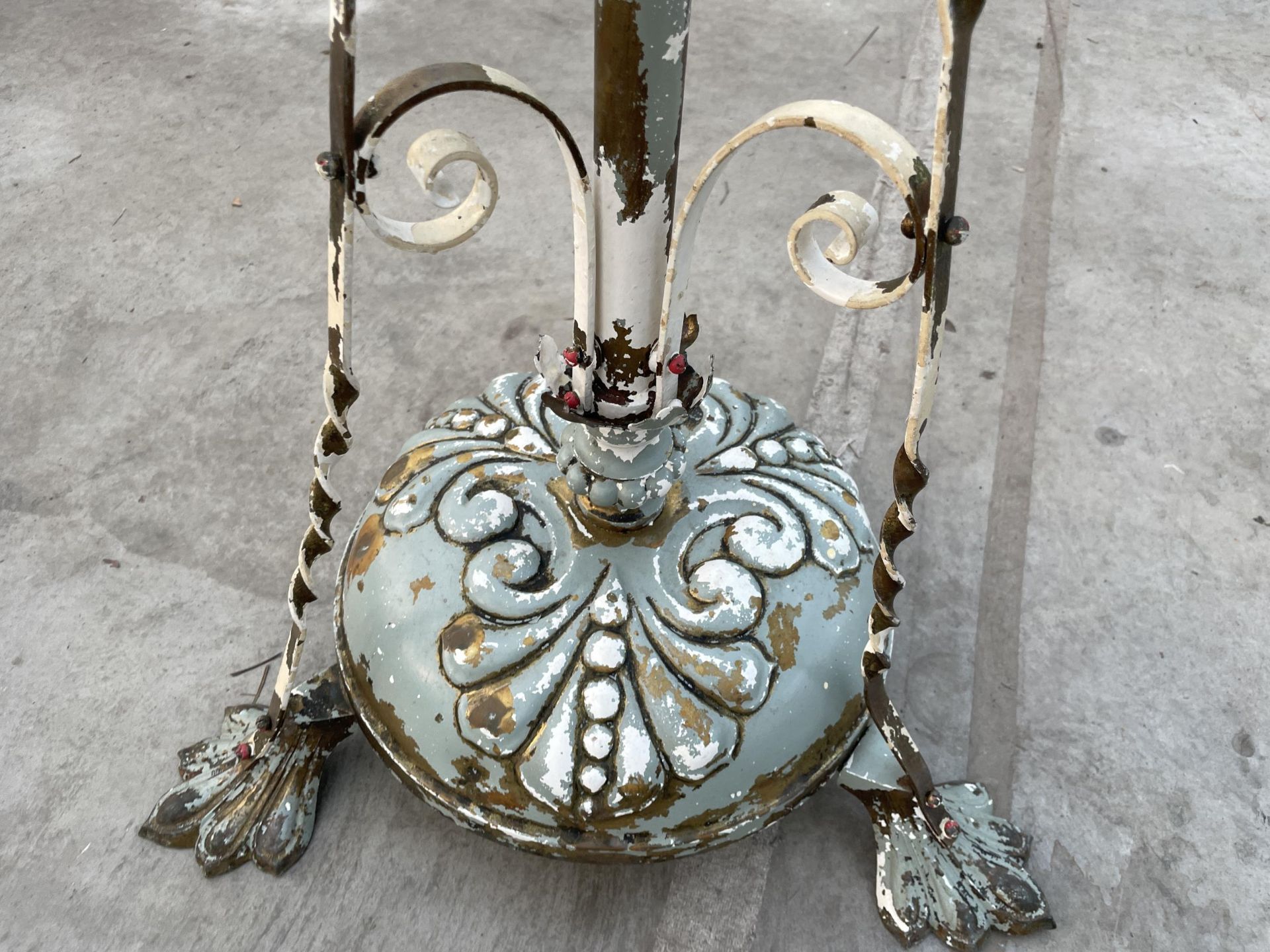 A VINTAGE BRASS STANDARD LAMP - Image 3 of 4