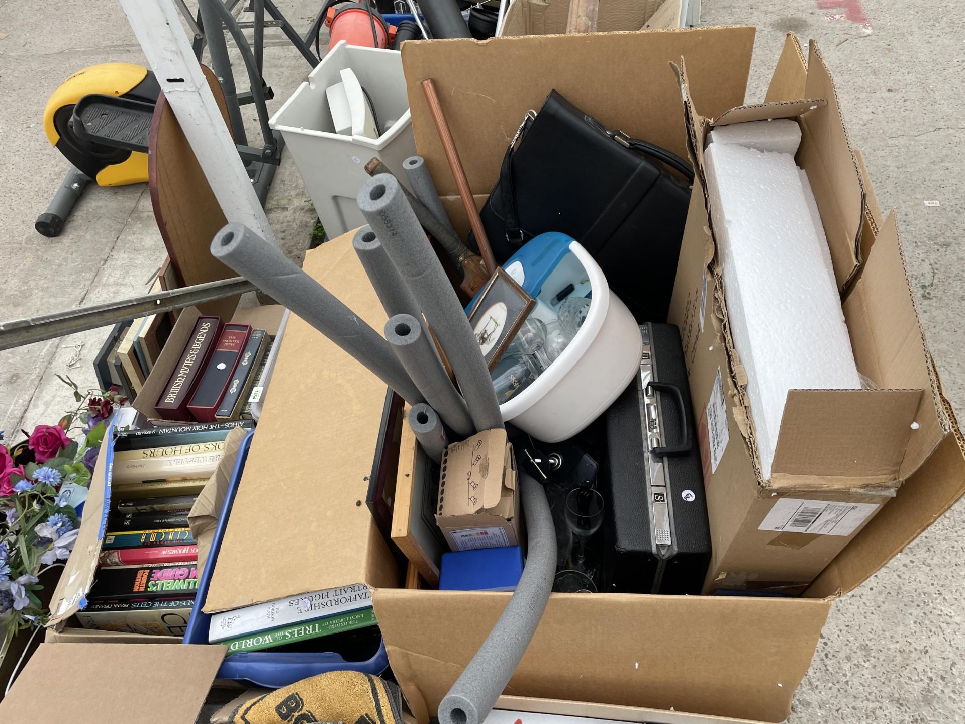 AN ASSORTMENT OF HOUSEHOLD CLEARANCE ITEMS