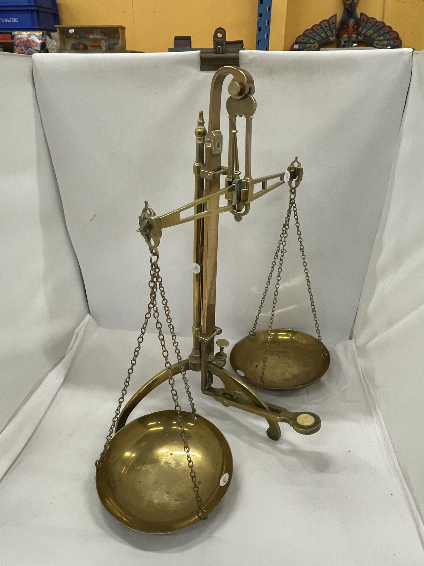 A PAIR OF VINTAGE BRASS BALANCE SCALES - Bild 3 aus 4