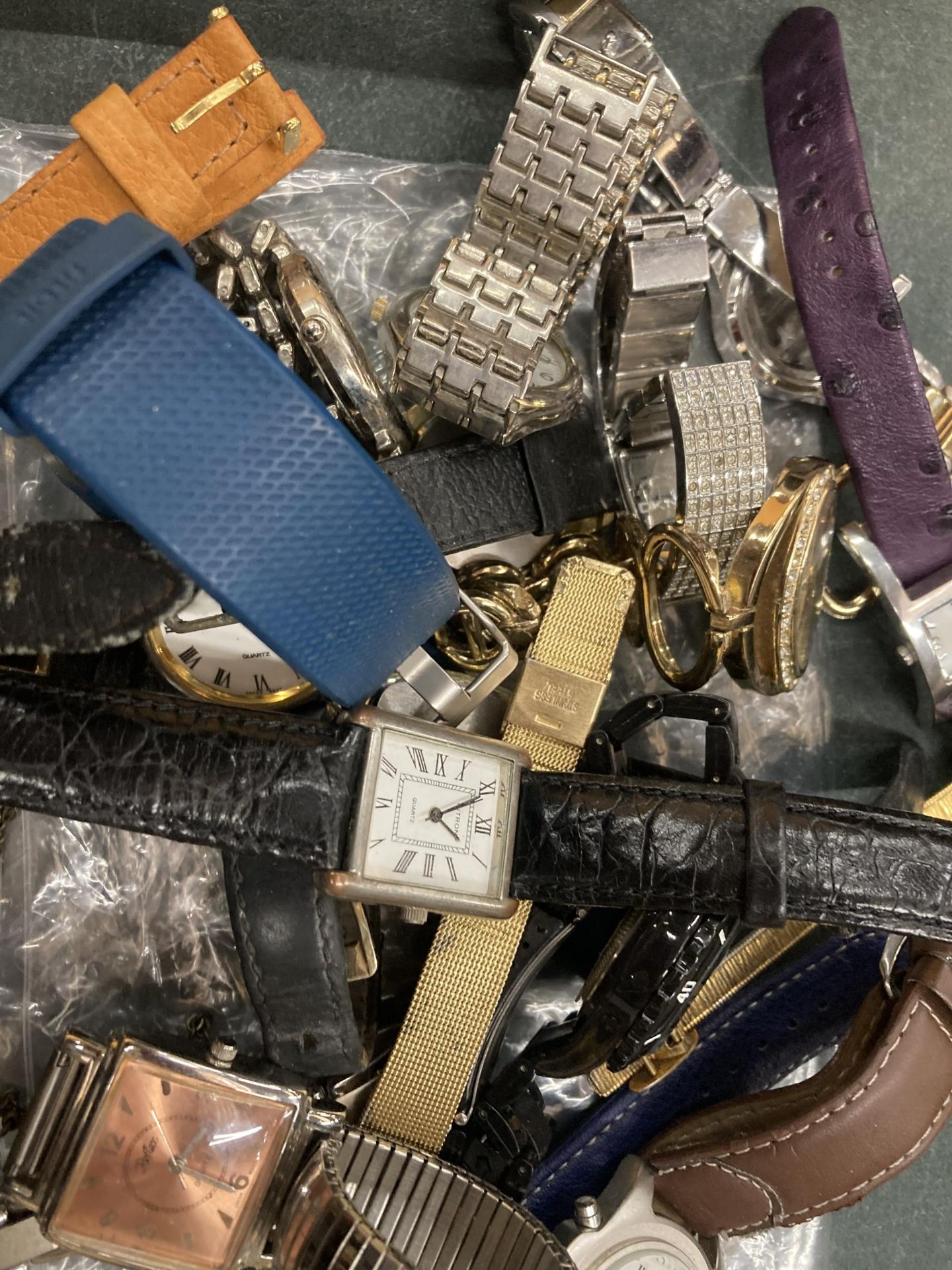 A MIXED LOT OF ASSORTED MODERN WATCHES - Image 5 of 5