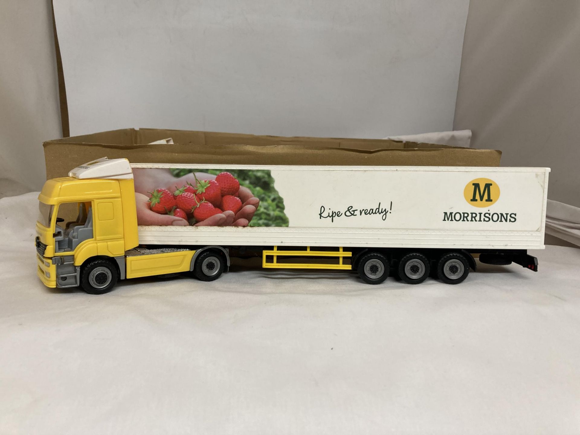 A BOX OF FIVE LORRIES PLUS ONE BUS TO INCLUDE MORRISON, POUNDLAND, ETC., - Bild 2 aus 4