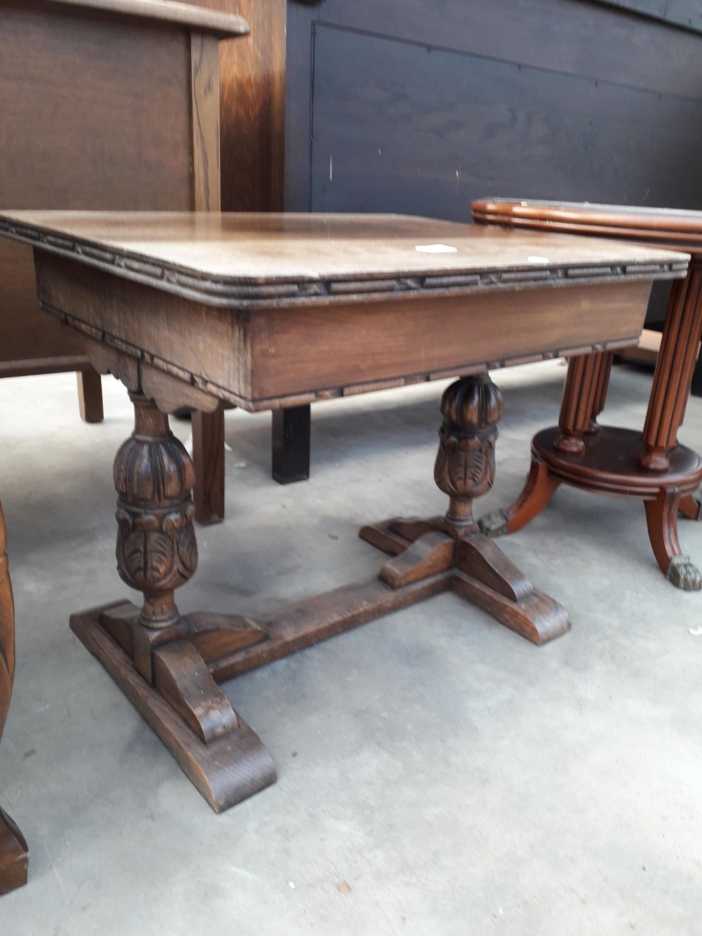 A MID 20TH CENTURY OAK COFFEE TABLE ON BULBOUS LEGS, 24 X 20" - Image 2 of 2