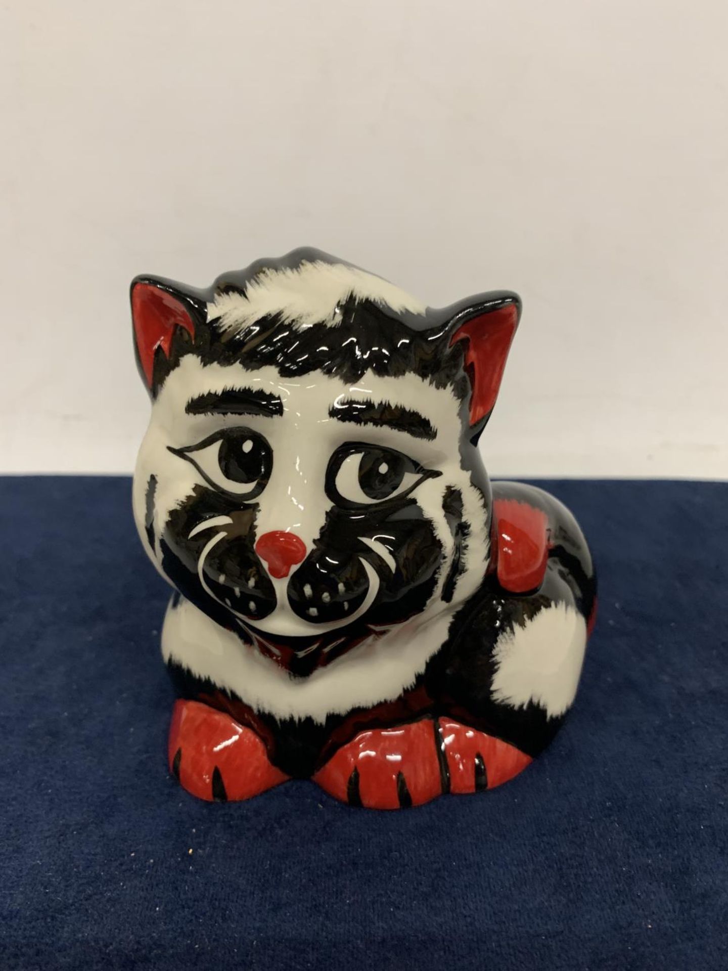 A LORNA BAILEY HAND PAINTED AND SIGNED FRIZZLE CAT