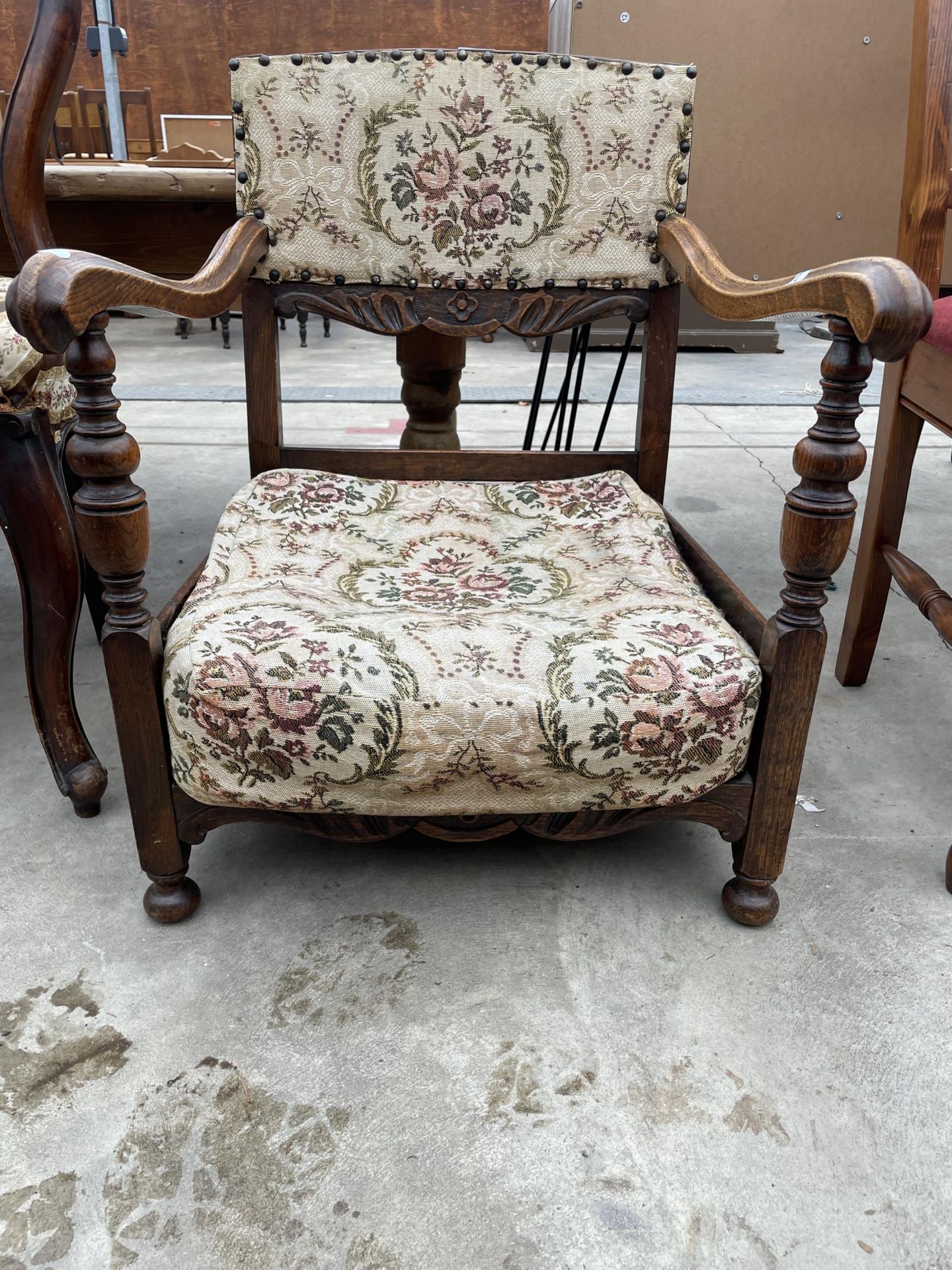 A MID 20TH CENTURY OAK LOW FIRESIDE CHAIR - Image 2 of 4