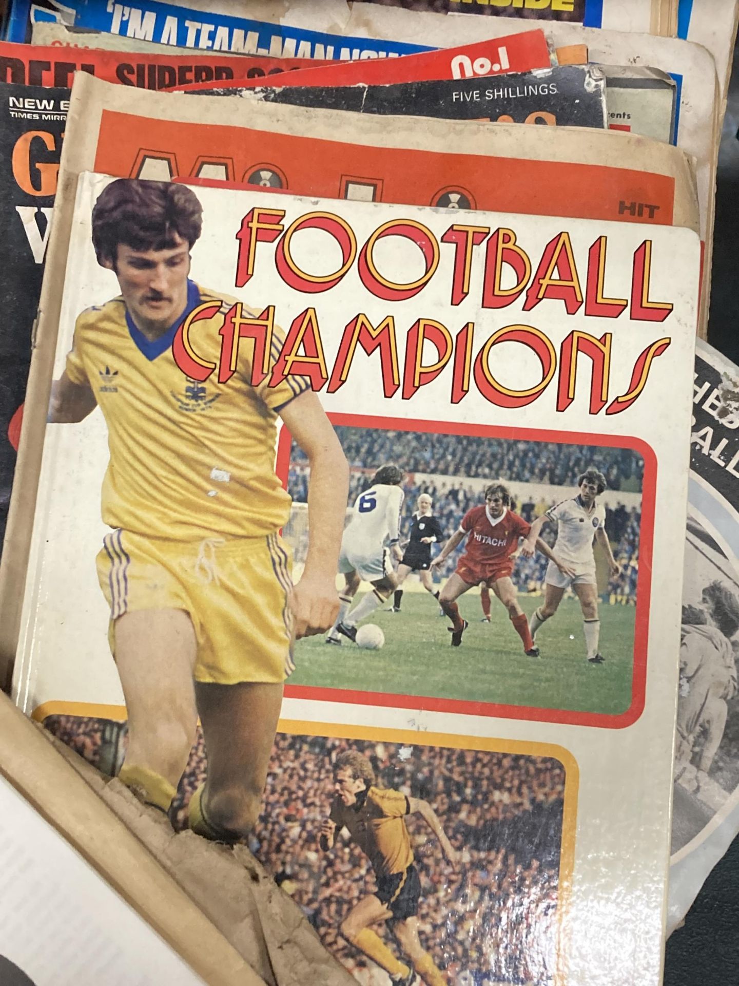 A COLLECTION OF 1970'S 'SHOOT' AND OTHER FOOTBALLING MAGAZINES PLUS THREE FOOTBALL PENNANTS AND - Bild 6 aus 8
