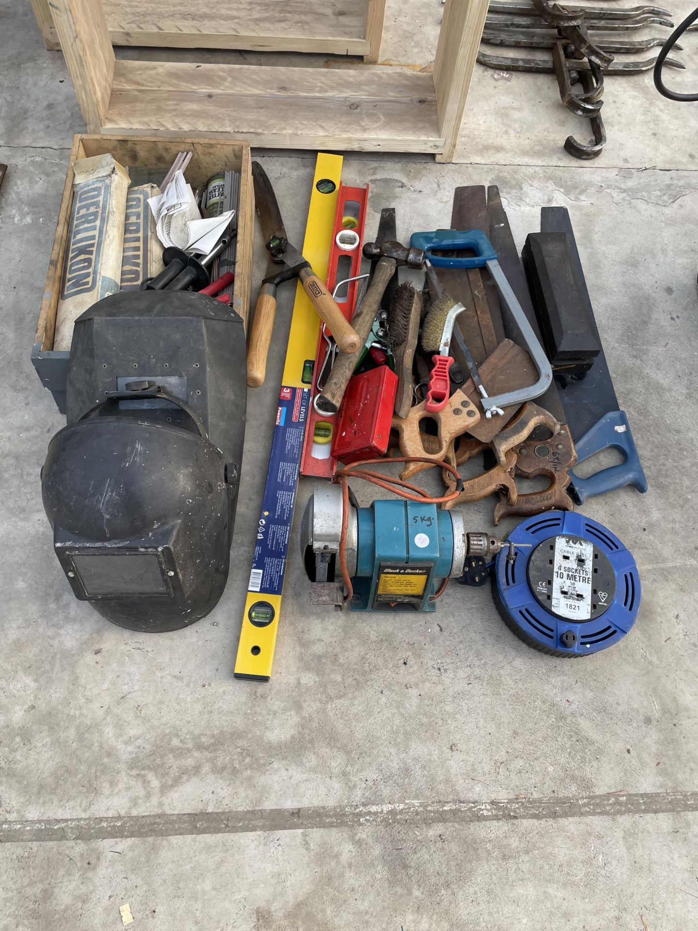 AN ASSORTMENT OF TOOLS TO INCLUDE A BLACK AND DECKER BENCH GRINDER, WELDING RODS, WELDINGT MASKS AND