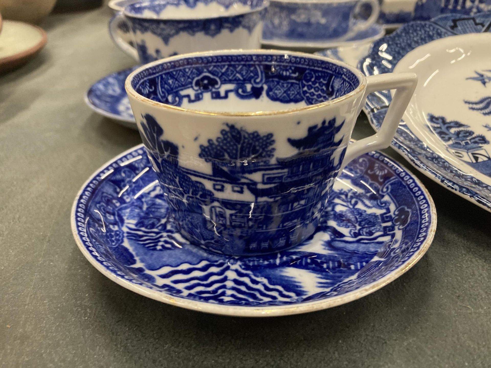 A COLLECTION OF BLUE AND WHITE CHINA TO INCLUDE OLD WILLOW, WEDGWOOD, SPODE ETC - Bild 2 aus 8