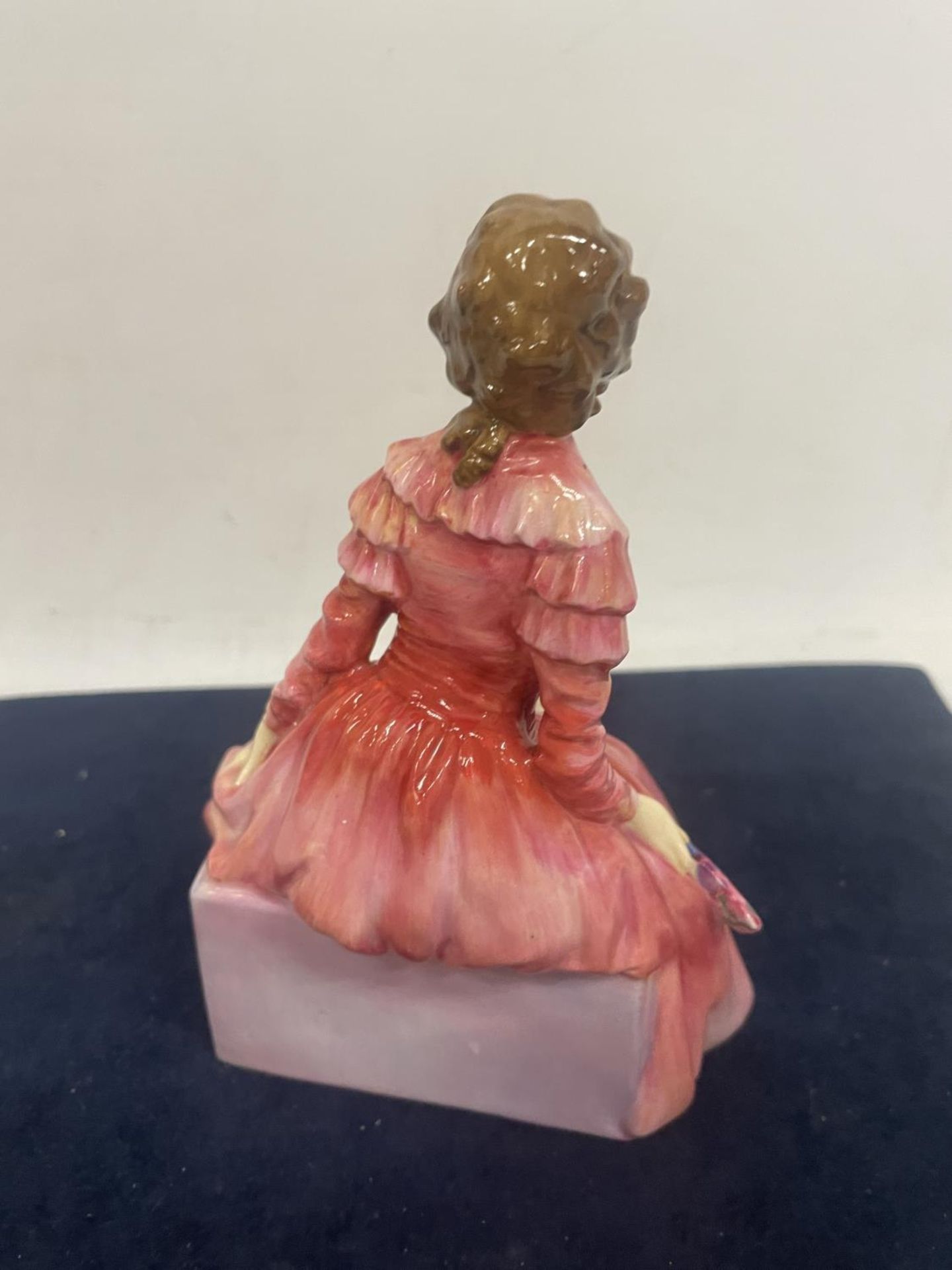 A ROYAL DOULTON FIGURINE CHAIRMAN HN1568 - Image 2 of 3