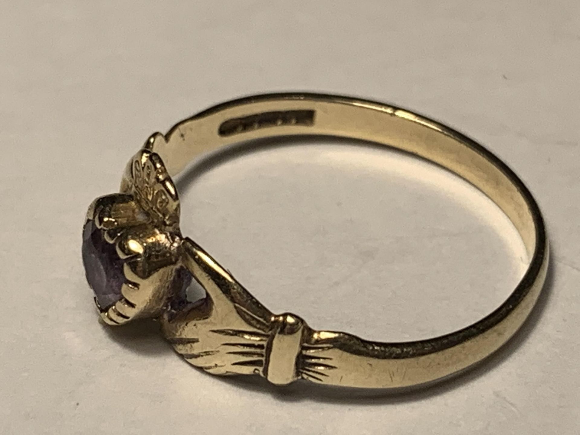 A 9 CARAT GOLD CLADDAGH RING WITH AN AMETHYST SIZE N/O - Image 2 of 3