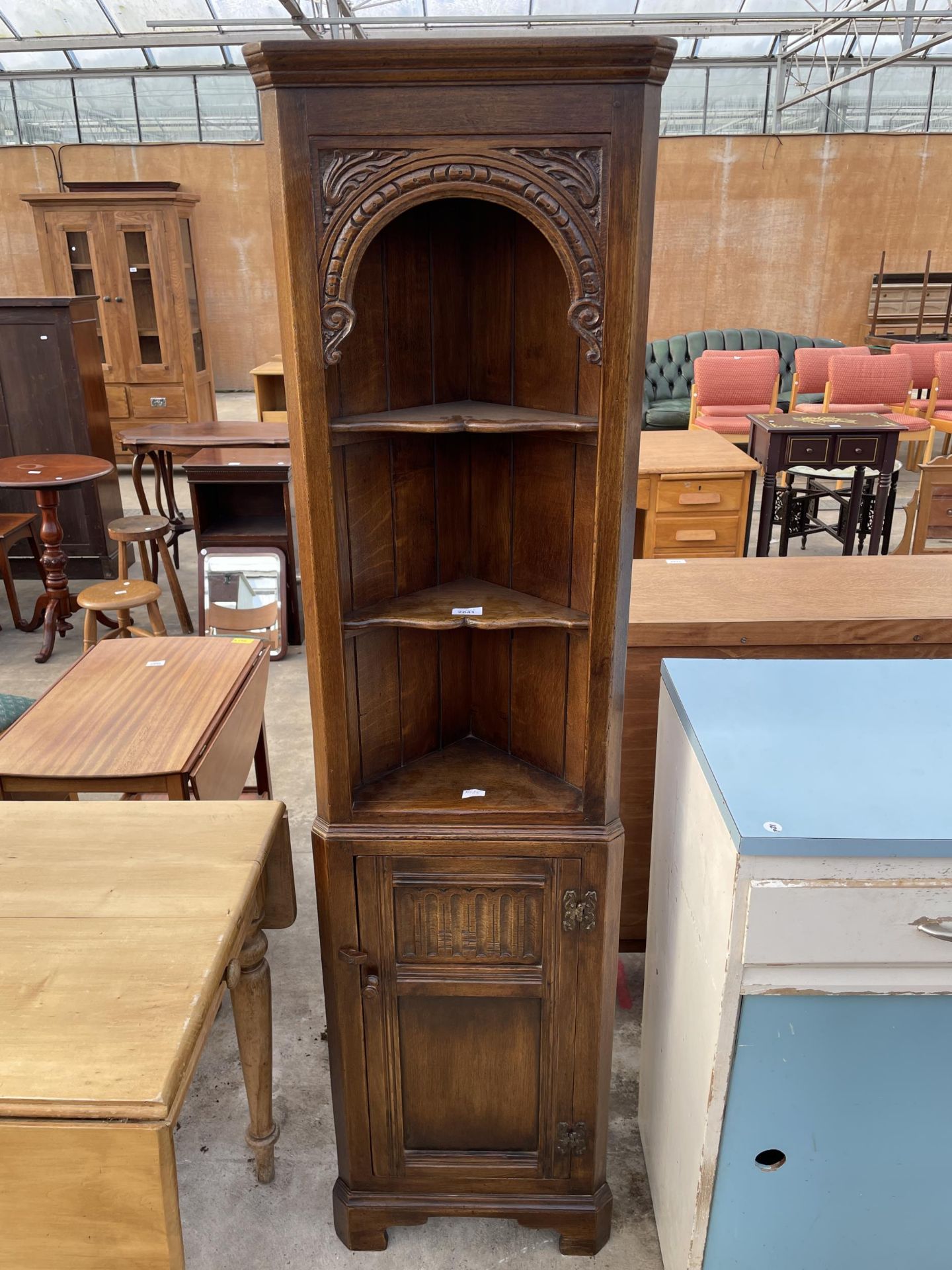 A REPRODUCTION OAK CORNER CUPBOARD WITH OPEN SHELVES TO THE UPPER PORTION, 17" WIDE