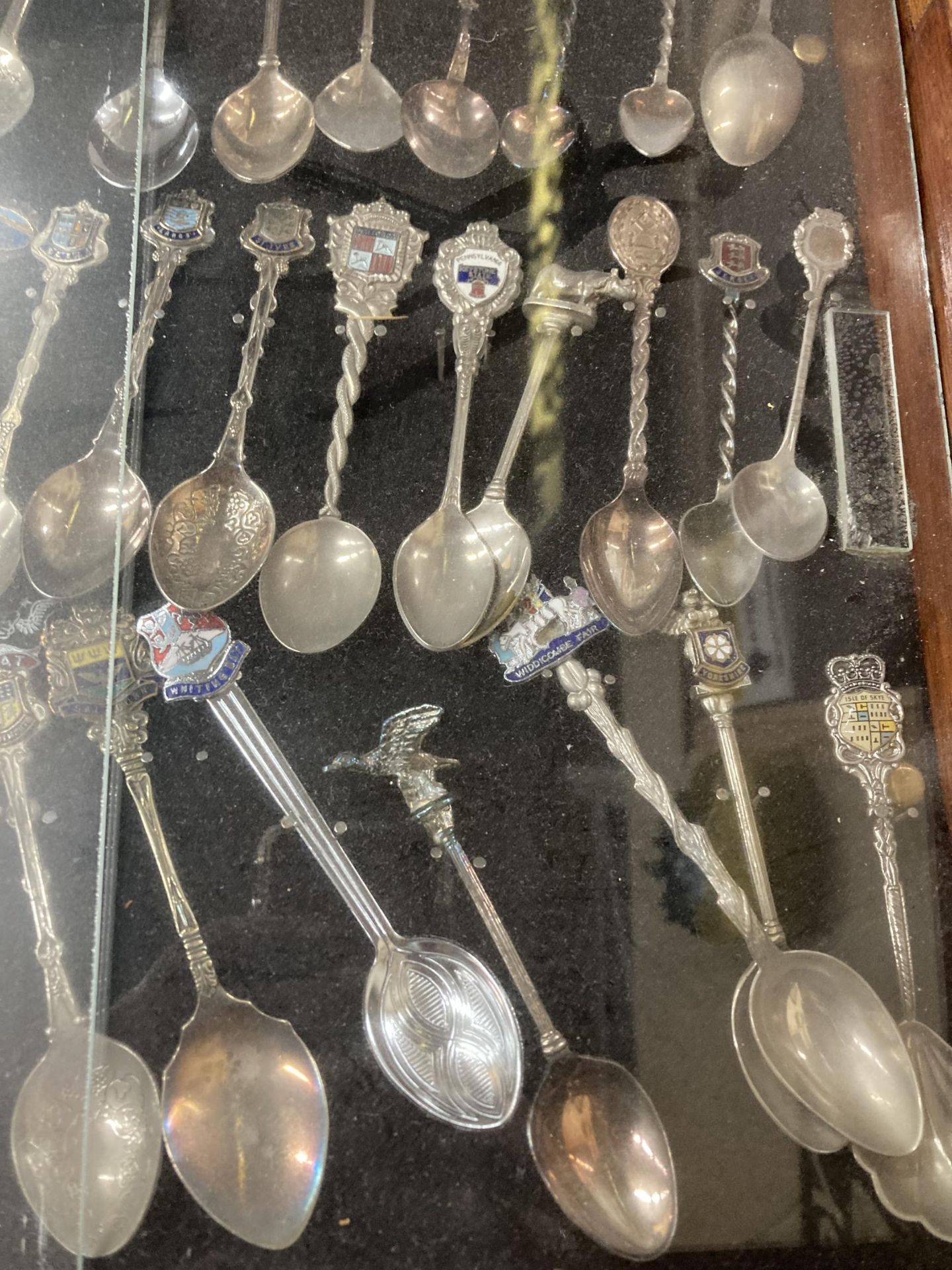 THREE VINTAGE DISPLAY CASES CONTAINING ASSORTED COLLECTABLE SILVER PLATED TEASPOONS - Image 4 of 6