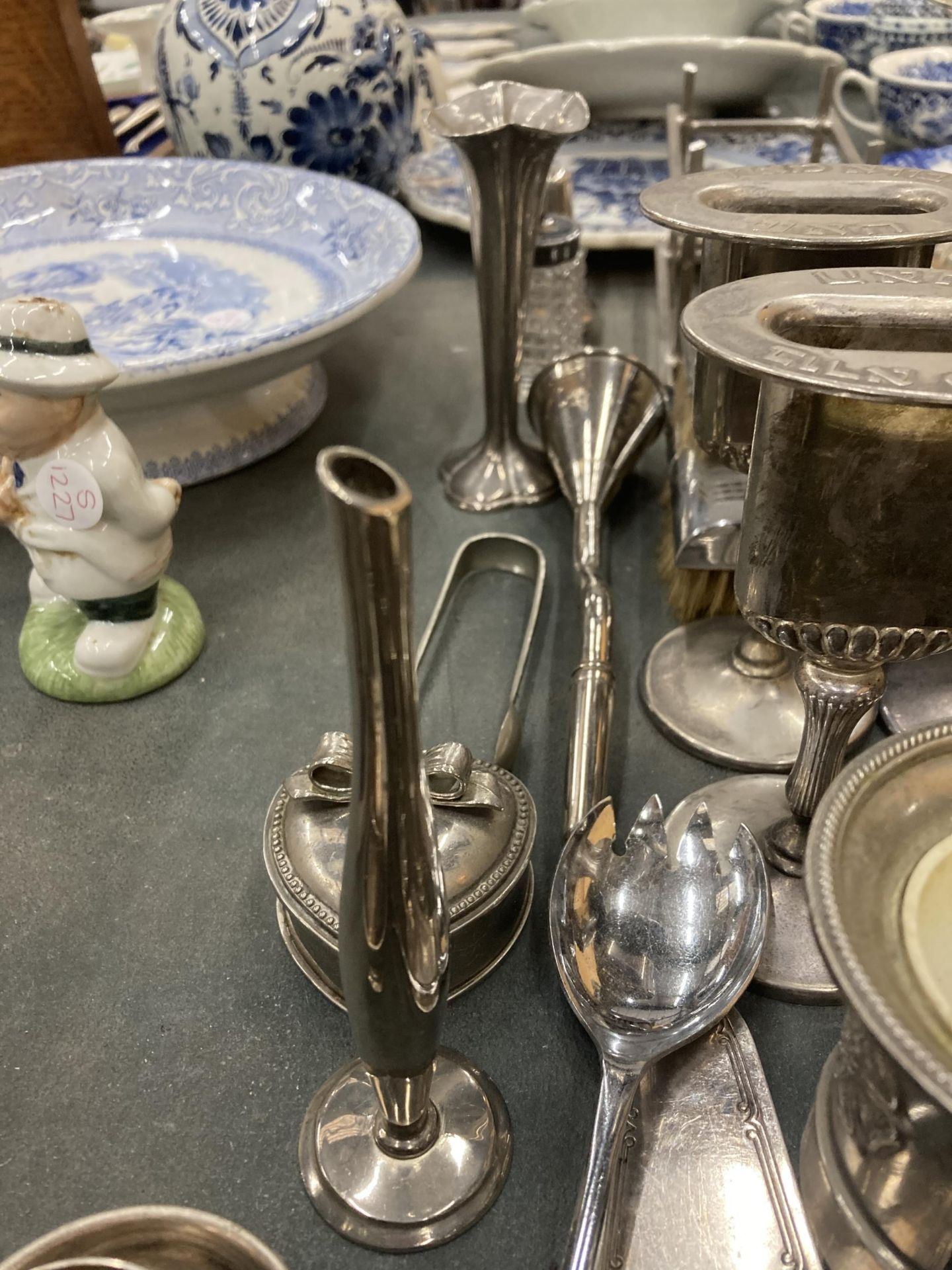 A LARGE MIXED LOT OF SILVER PLATED AND STAINLESS STEEL WARES - Bild 5 aus 6