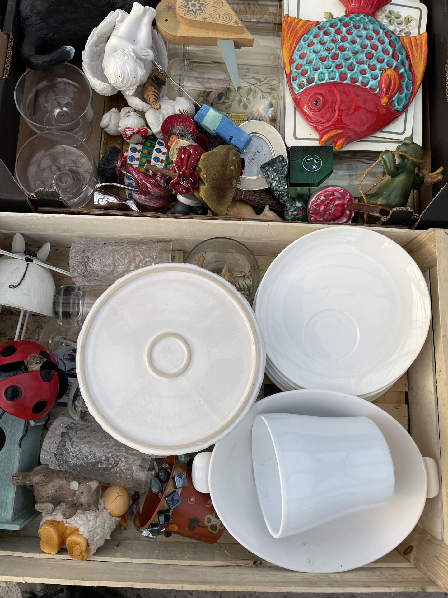 AN ASSORTMENT OF HOUSEHOLD CLEARANCE ITEMS TO INCLUDE CERAMICS AND GLASS WARE ETC - Image 5 of 5