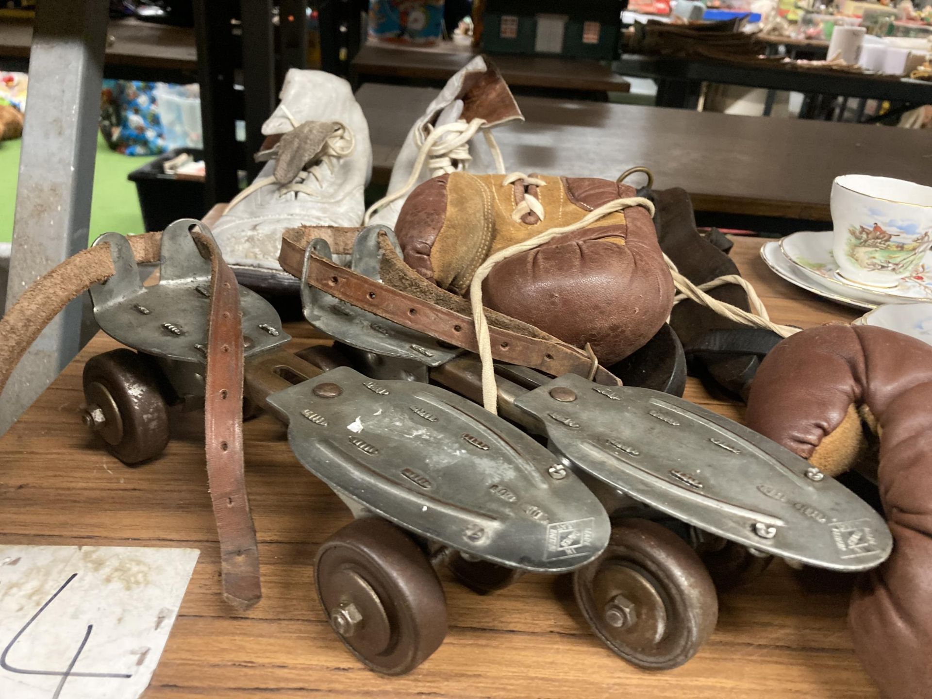 A COLLECTION OF VINTAGE SPORTING EQUIPMENT TO INCLUDE BOXING GLOVES, ROLLER SKATES, ICE SKATES AND - Image 6 of 7