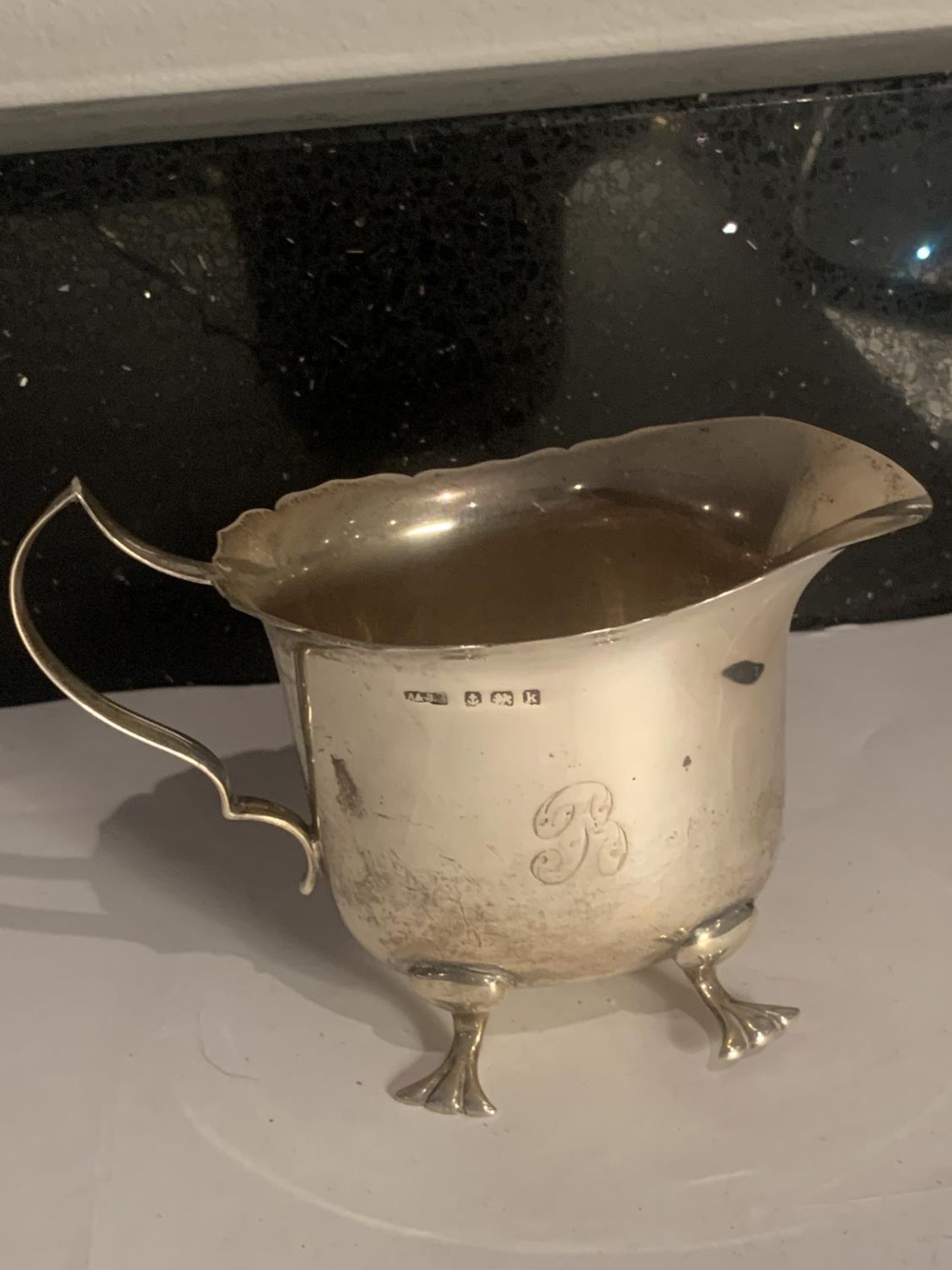 TWO HALLMARKED BIRMINGHAM SILVER ITEMS TO INCLUDE A TEAPOT AND A JUG ON FEET WEIGHT 345 GRAMS - Image 4 of 5