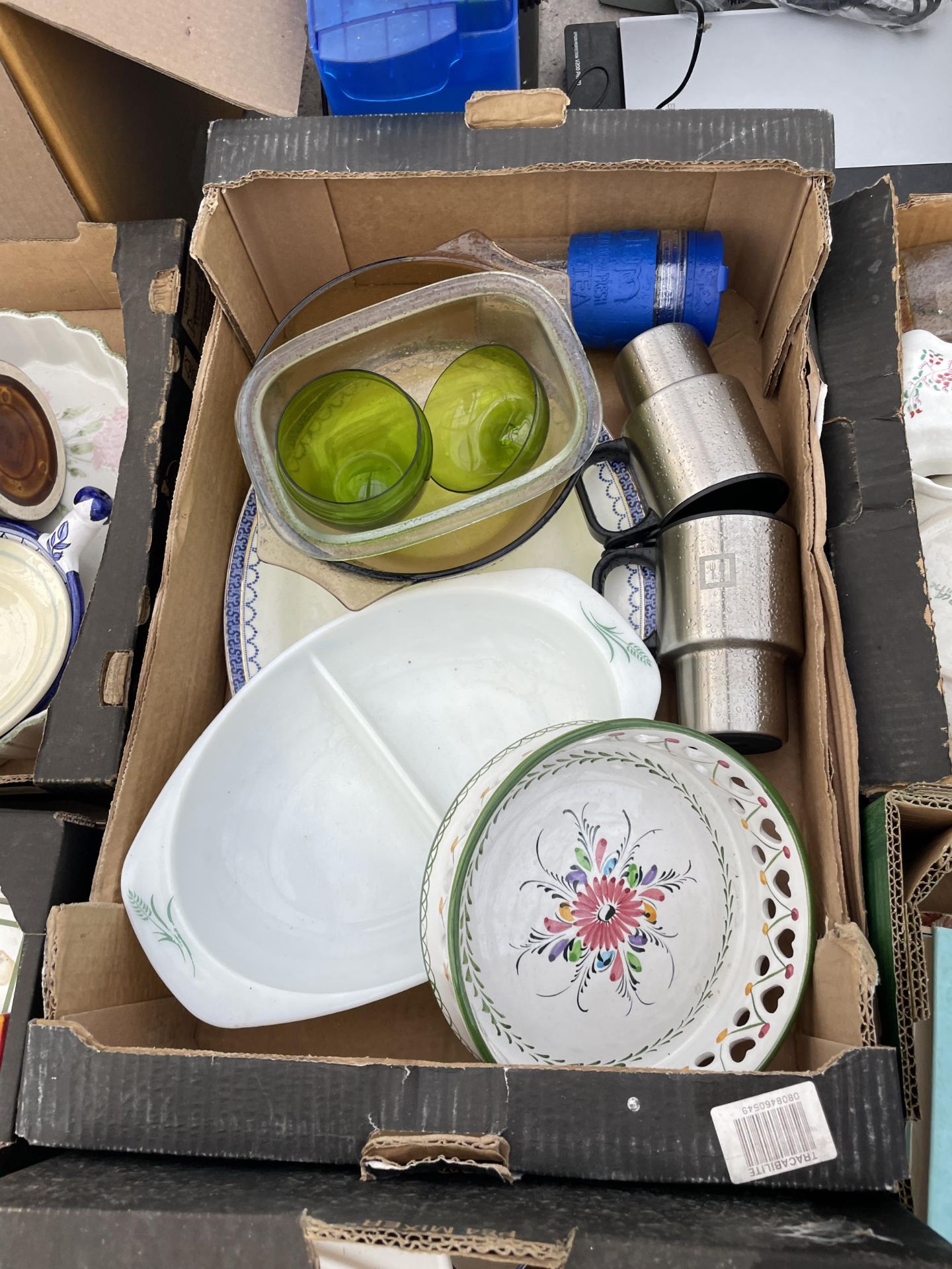 AN ASSORTMENT OF HOUSEHOLD CLEARANCE ITEMS TO INCLUDE CERAMICS AND GLASS WARE ETC - Image 4 of 5