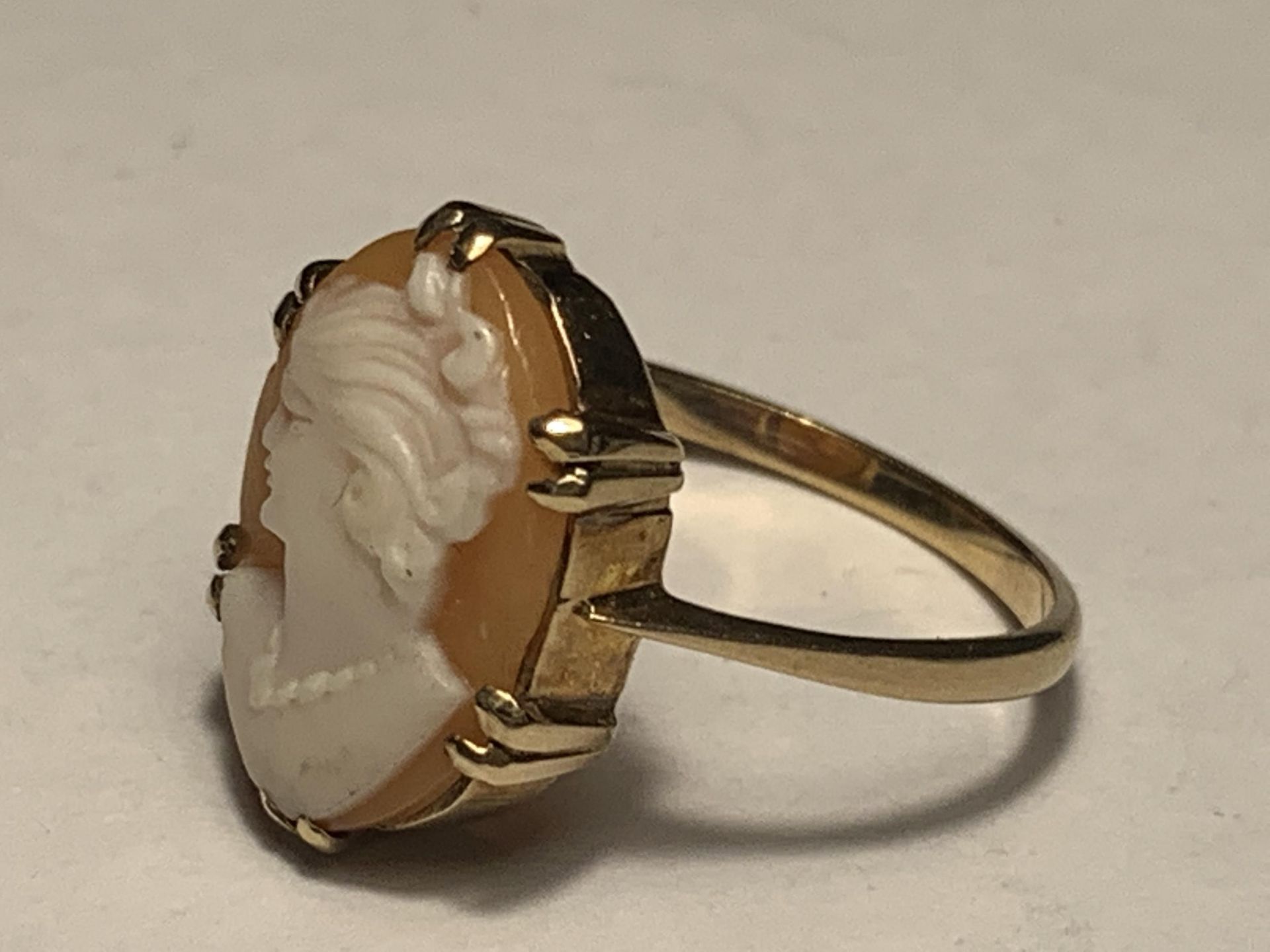 A 9 CARAT GOLD CAMEO RING SIZE Q - Image 2 of 3