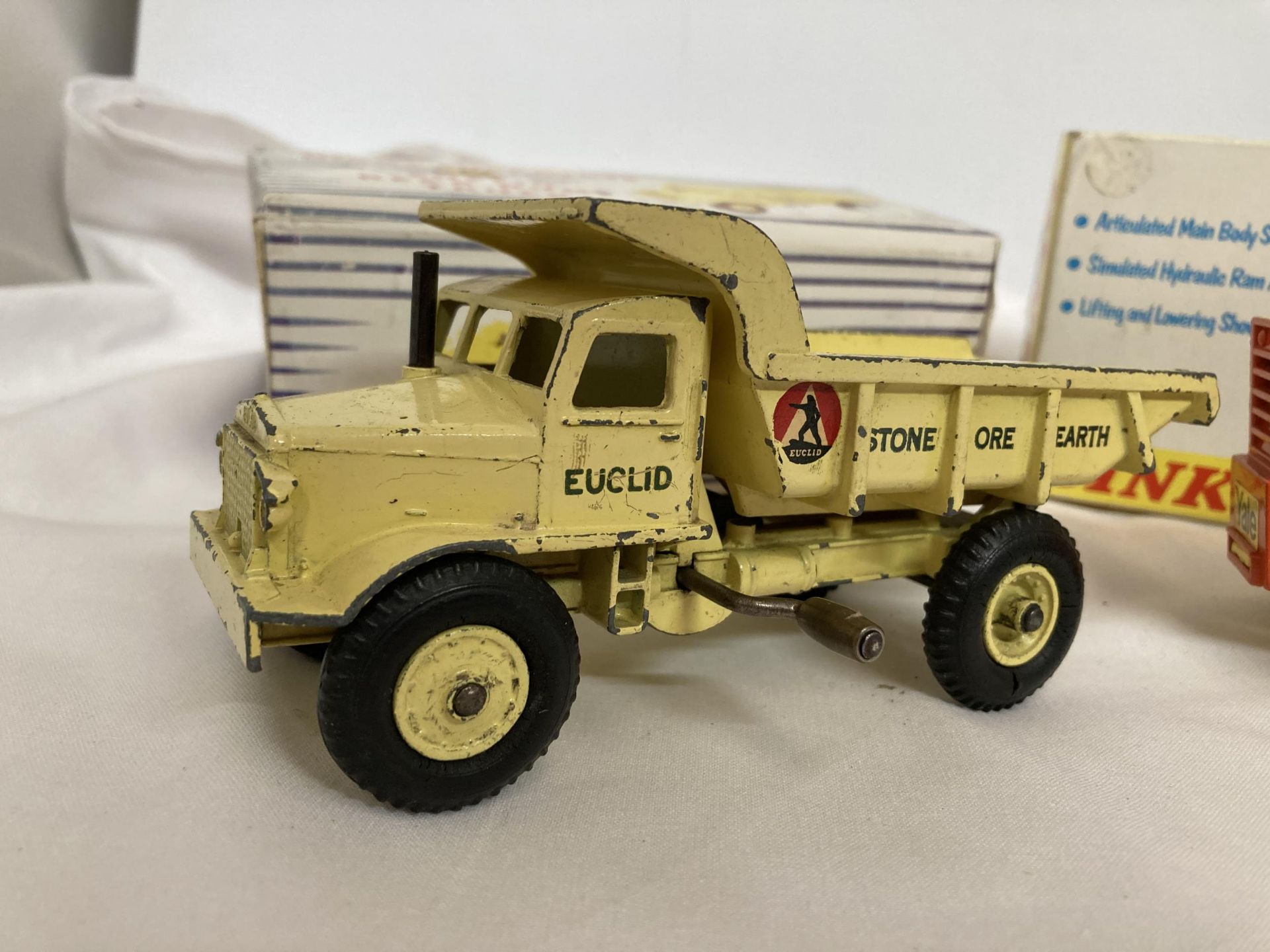 TWO BOXED DINKY MODELS NO. 965 - A EUCLID DUMP TRUCK AND NO. 973 - AN EATON YALE LOADING SHOVEL - Bild 2 aus 3