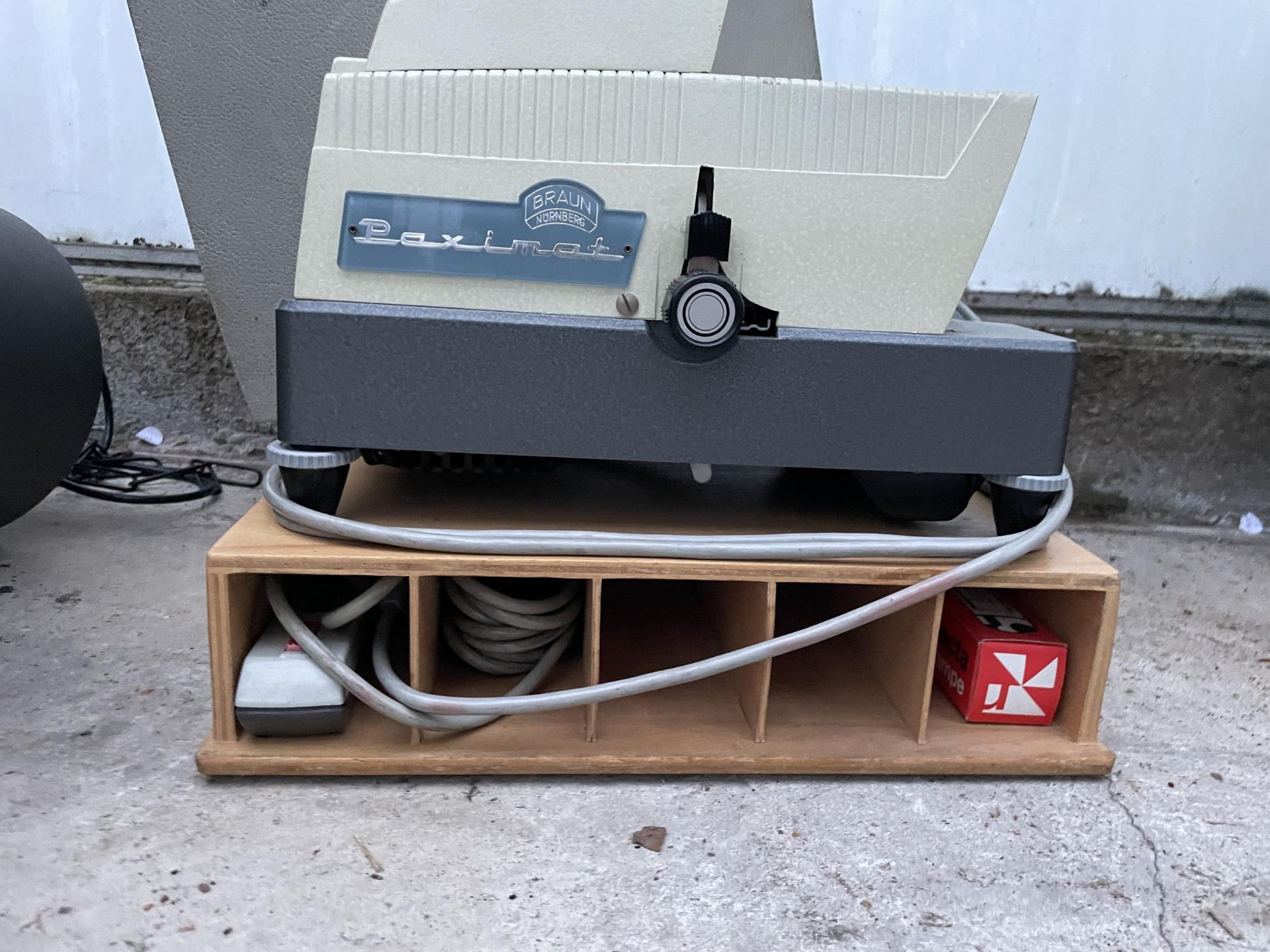 A BRAUN PROJECTOR WITH CARRY CASE - Bild 4 aus 4