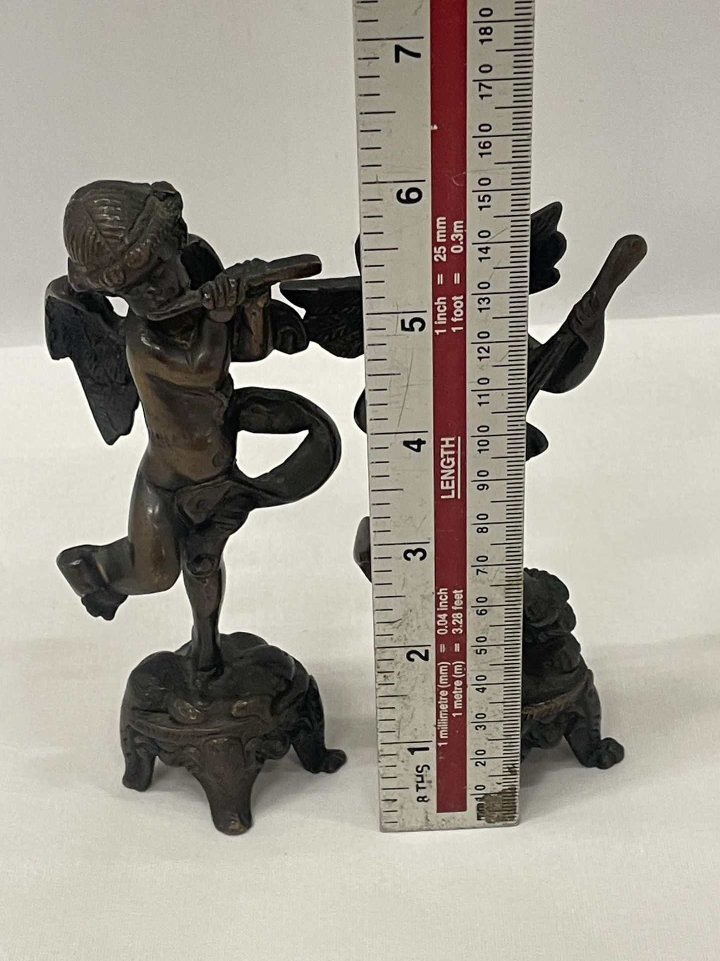 A PAIR OF BRONZE CHERUBS ONE PLAYING A LUTE AND ONE A FLUTE APPROXIMATELY 6 INCHES TALL - Bild 4 aus 4