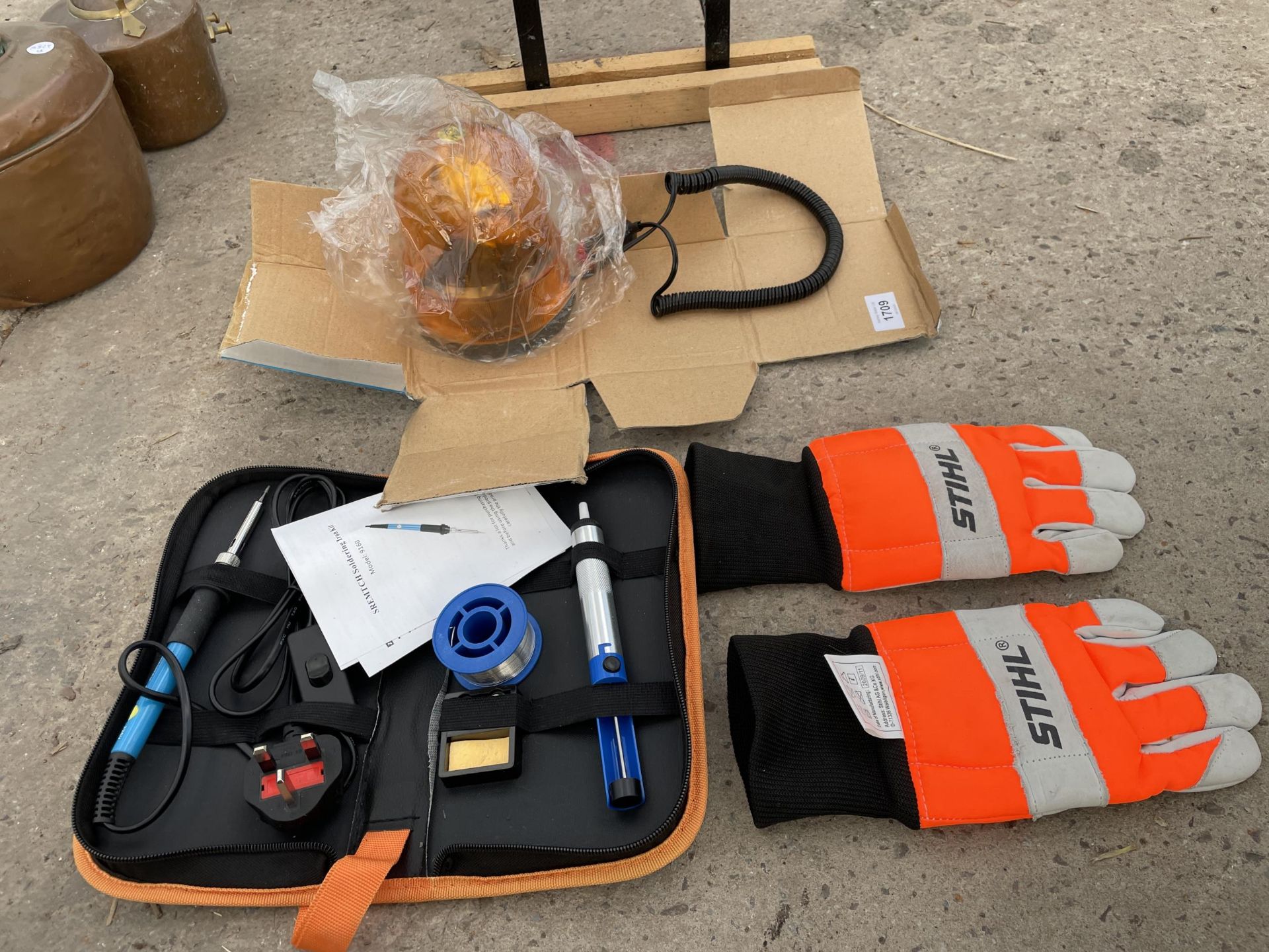 AN ASSORTMENT OF ITEMS TO INCLUDE STIHL CHAINSAW GLOVES, A SOLDERING KIT AND A FLASH LIGHT ETC - Bild 2 aus 2