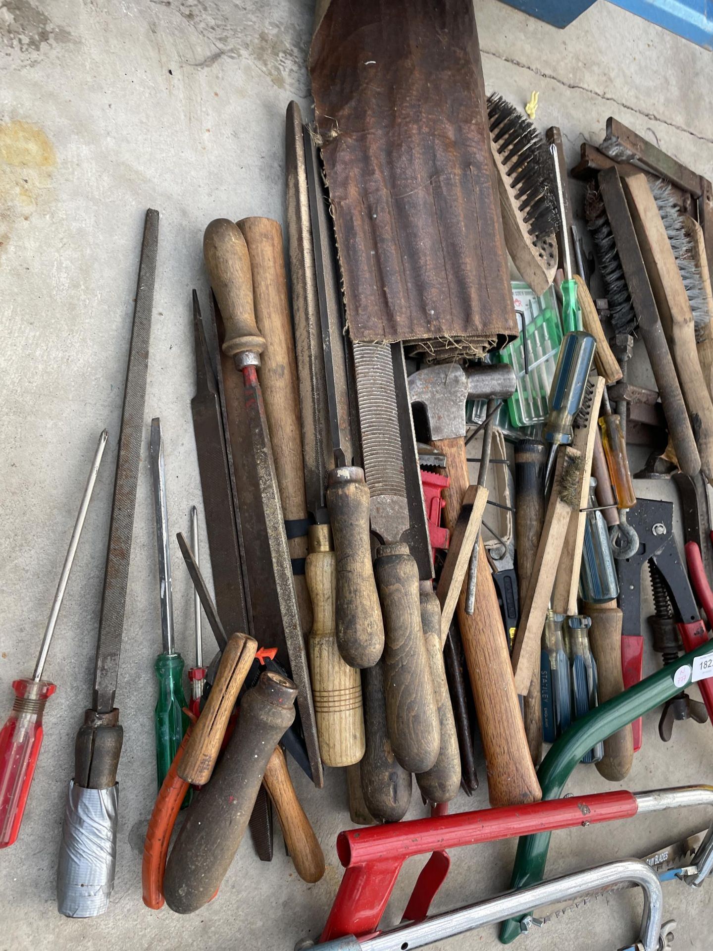 A LARGE QUANTITY OF ASSORTED HAND TOOLS TO INCLUDE FILES, SCREW DRIVERS AND HAMMERS ETC - Bild 2 aus 5