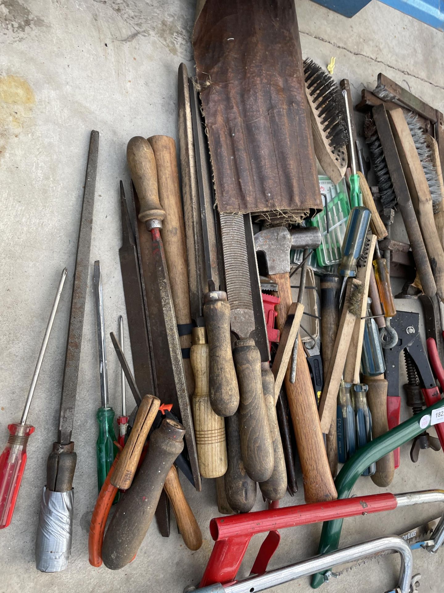 A LARGE QUANTITY OF ASSORTED HAND TOOLS TO INCLUDE FILES, SCREW DRIVERS AND HAMMERS ETC - Image 2 of 5
