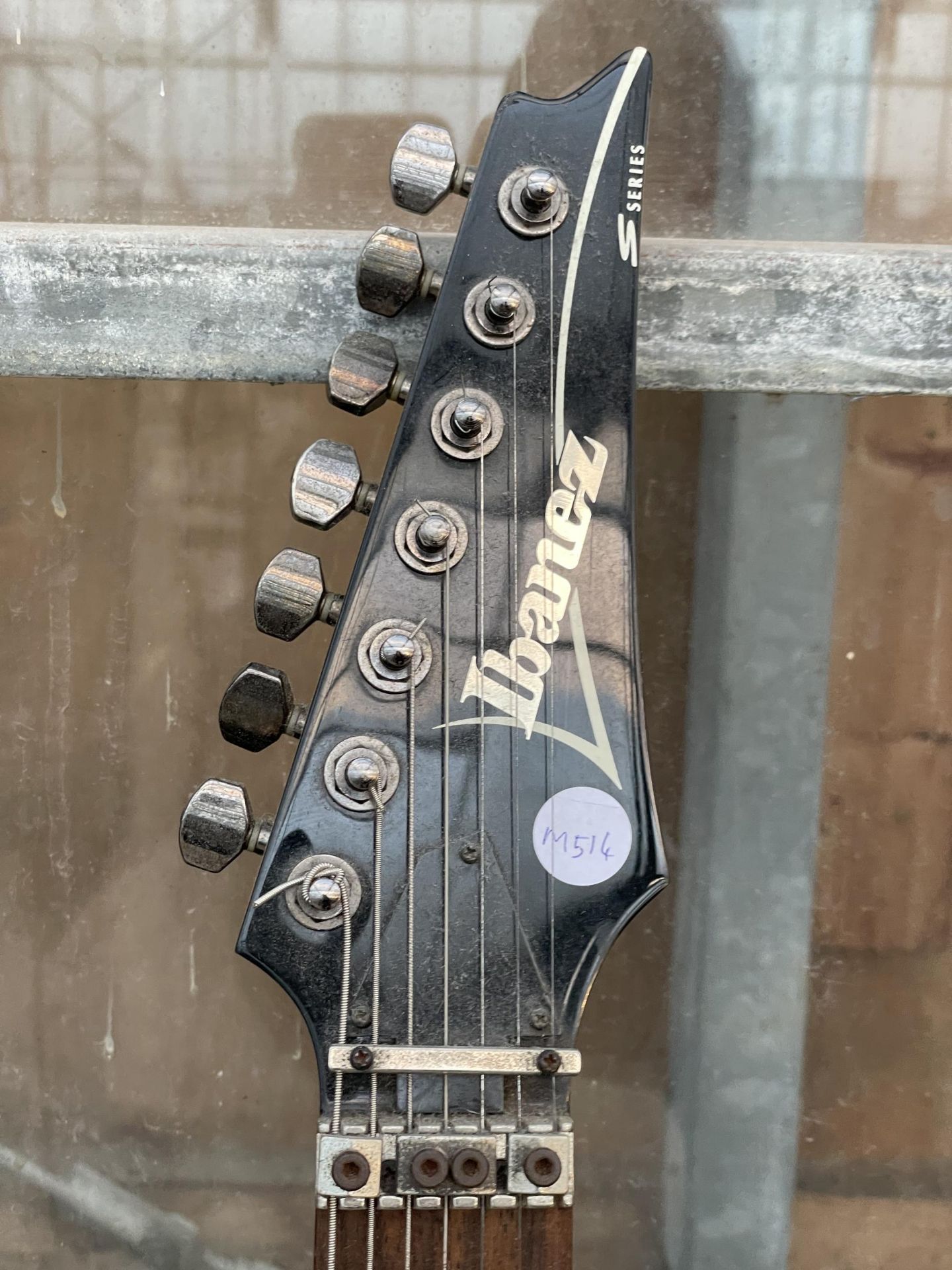 AN IBANEZ ELECTRIC GUITAR - Image 2 of 3